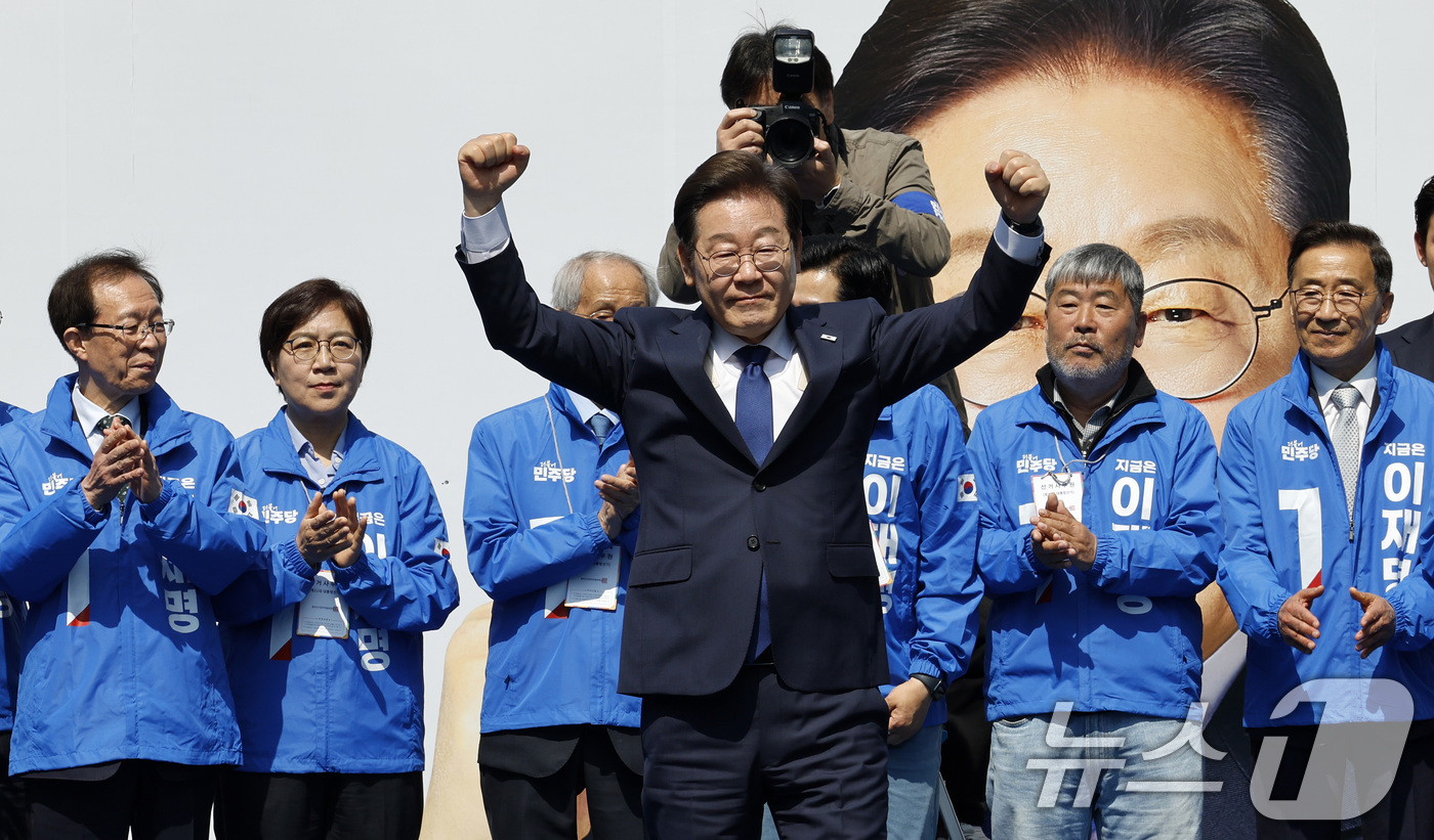 (서울=뉴스1) 안은나 기자 = 이재명 더불어민주당 대통령 후보가 12일 오전 서울 중구 청계광장에서 '빛의 혁명' 광화문 유세 시작을 알리며 공동선대위원장들과 기념 촬영하고 있다 …