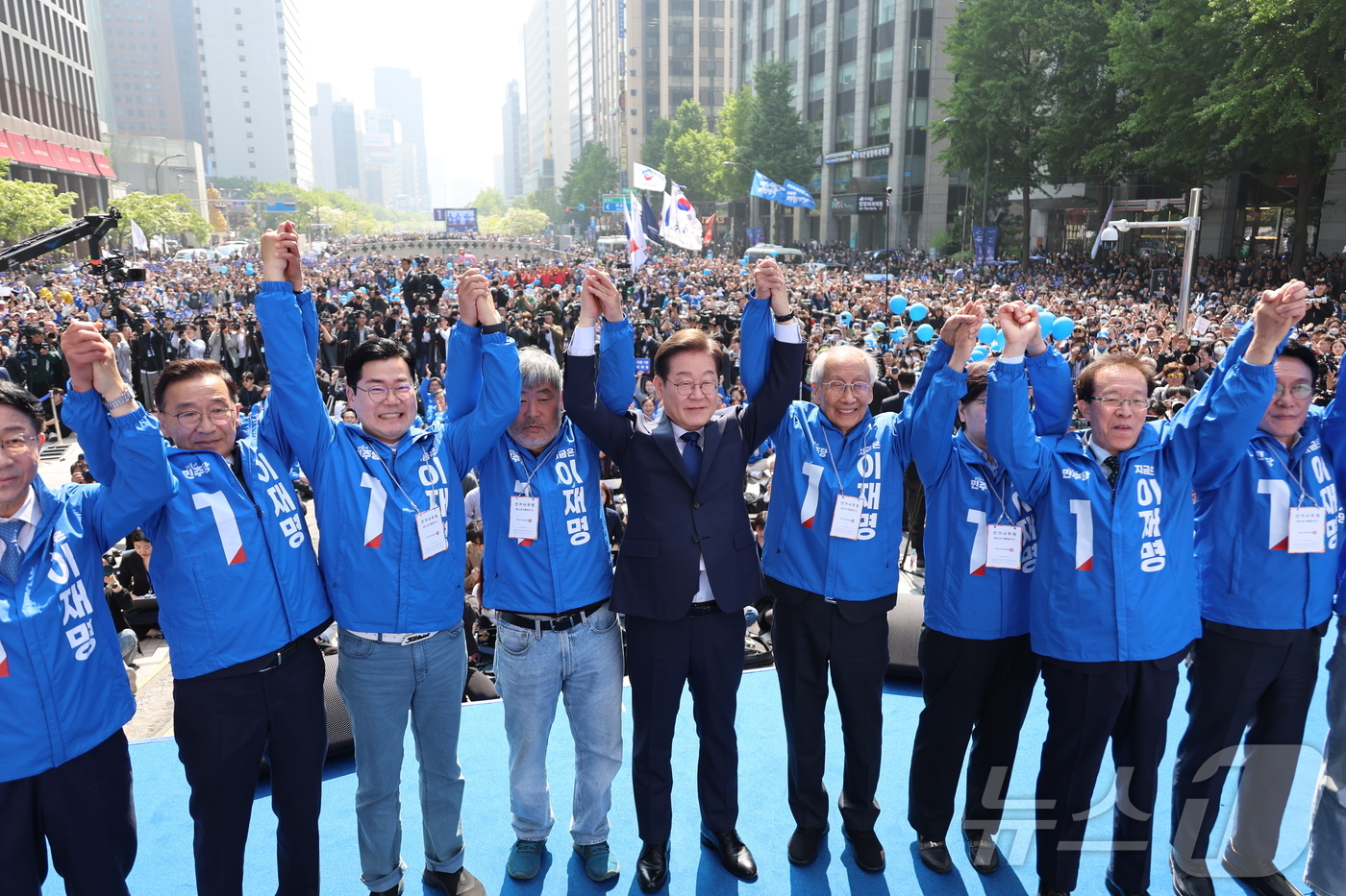 (서울=뉴스1) 안은나 기자 = 이재명 더불어민주당 대통령 후보가 12일 오전 서울 중구 청계광장에서 '빛의 혁명' 광화문 유세 시작을 알리며 공동선대위원장들과 기념 촬영하고 있다 …