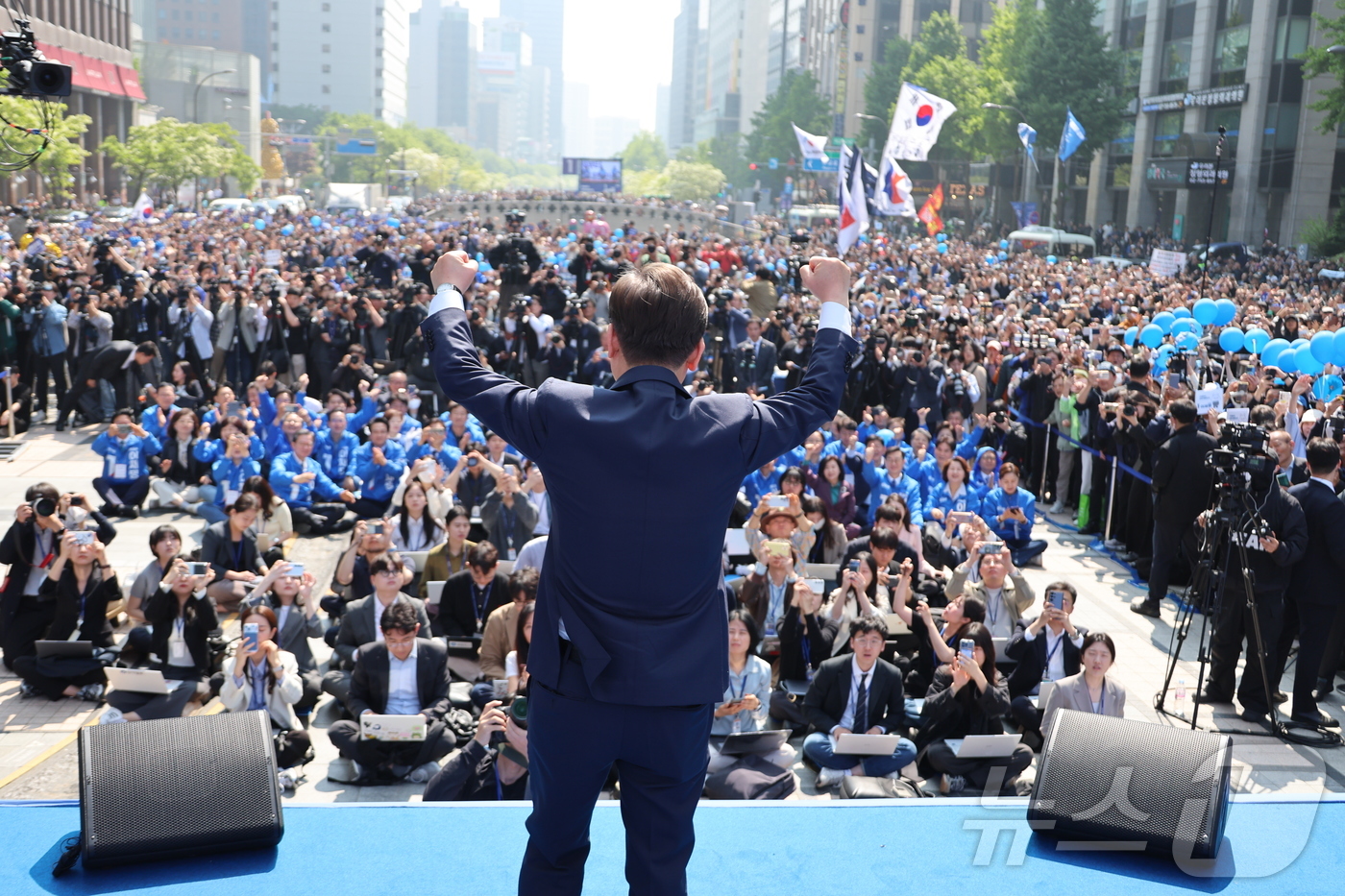 (서울=뉴스1) 안은나 기자 = 이재명 더불어민주당 대통령 후보가 12일 오전 서울 중구 청계광장에서 '빛의 혁명' 광화문 유세 시작을 알리며 공동선대위원장들과 기념 촬영하고 있다 …