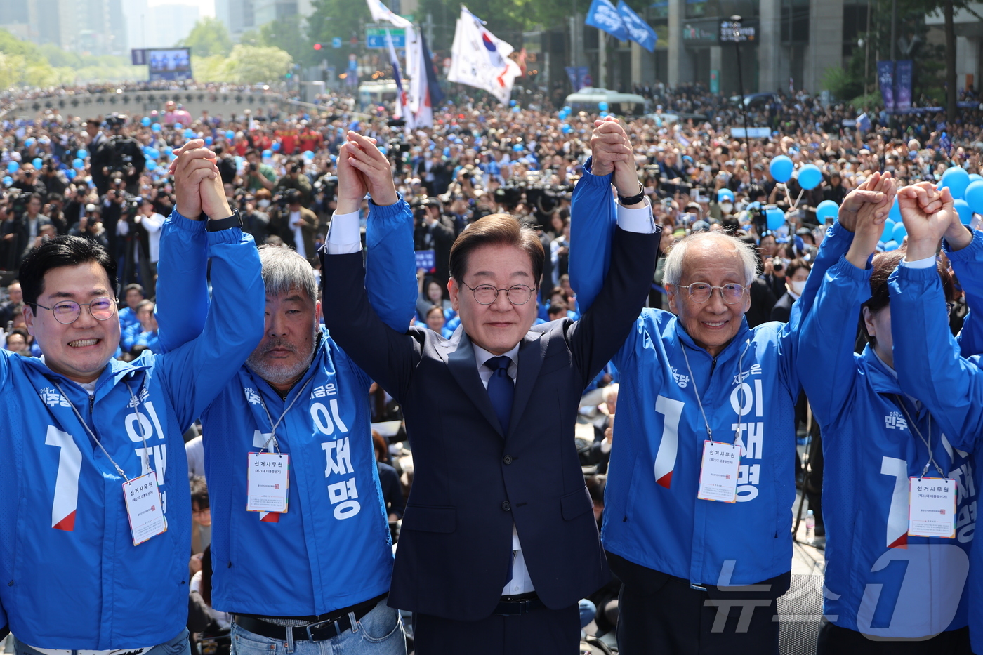 (서울=뉴스1) 안은나 기자 = 이재명 더불어민주당 대통령 후보가 12일 오전 서울 중구 청계광장에서 '빛의 혁명' 광화문 유세 시작을 알리며 공동선대위원장들과 기념 촬영하고 있다 …