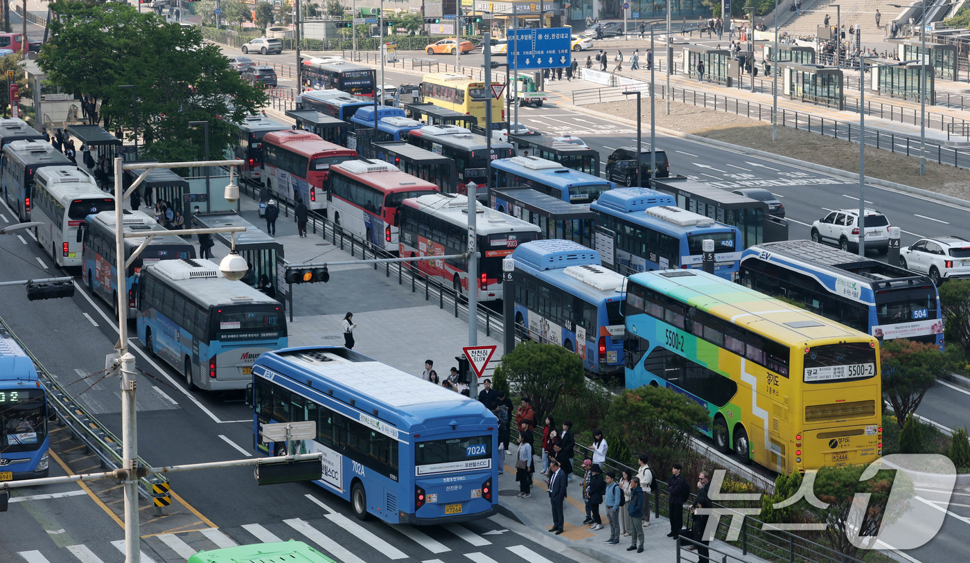 (서울=뉴스1) 박세연 기자 = 12일 서울 중구 서울역버스환승센터에서 시민들이 버스를 이용하고 있다.서울을 비롯한 전국 모든 버스 노조가 이날 조정신청을 낸다. 서울, 인천, 부 …