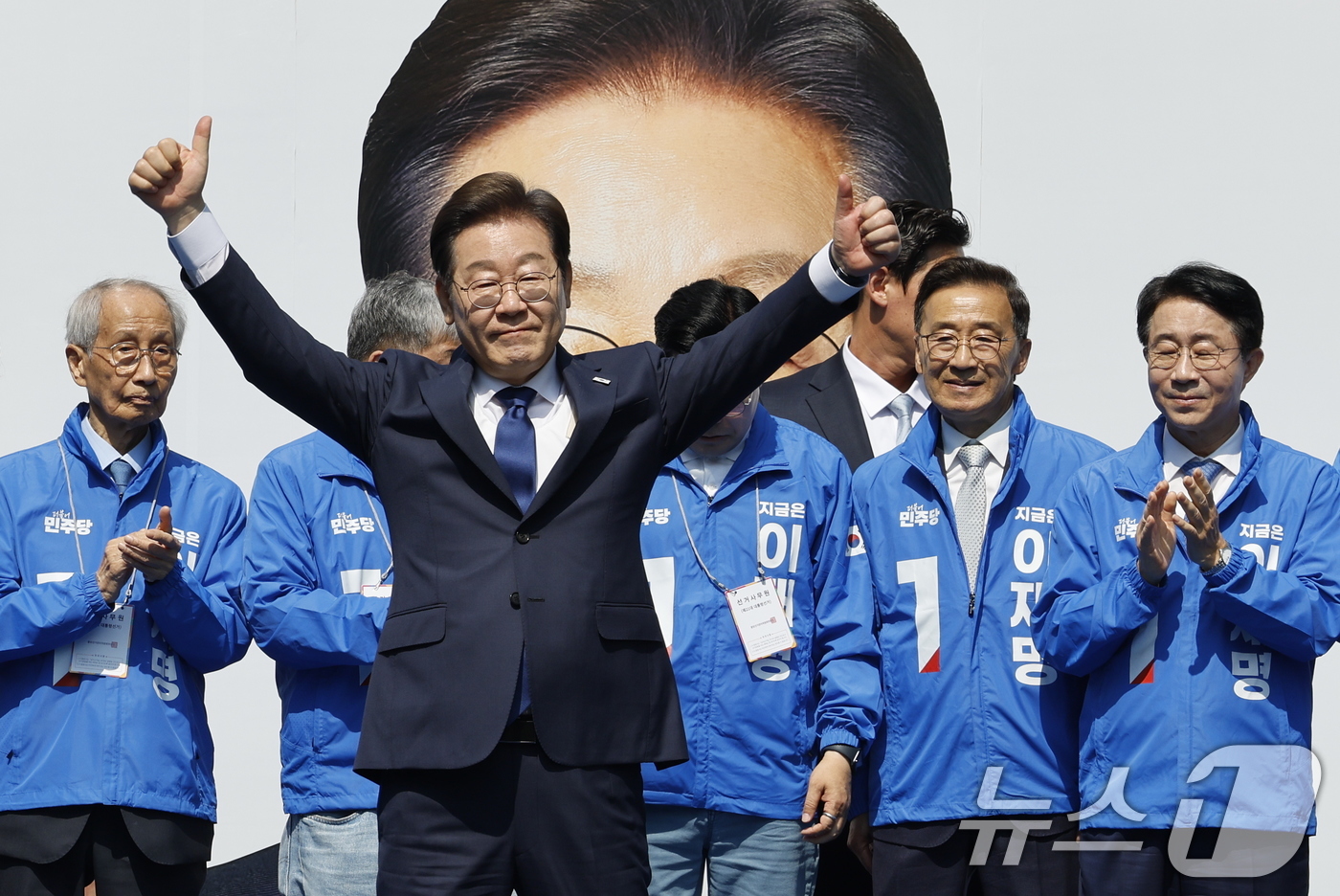 (서울=뉴스1) 안은나 기자 = 이재명 더불어민주당 대통령 후보가 12일 오전 서울 중구 청계광장에서 '빛의 혁명' 광화문 유세 시작을 알리며 공동선대위원장들과 기념 촬영하고 있다 …