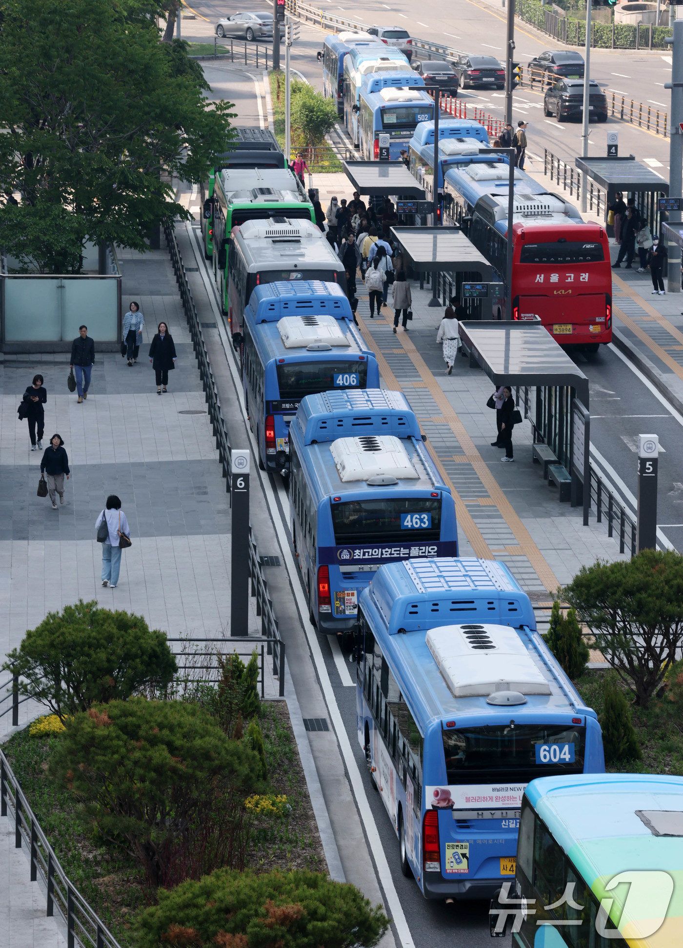 (서울=뉴스1) 박세연 기자 = 12일 서울 중구 서울역버스환승센터에서 시민들이 버스를 이용하고 있다.서울을 비롯한 전국 모든 버스 노조가 이날 조정신청을 낸다. 서울, 인천, 부 …