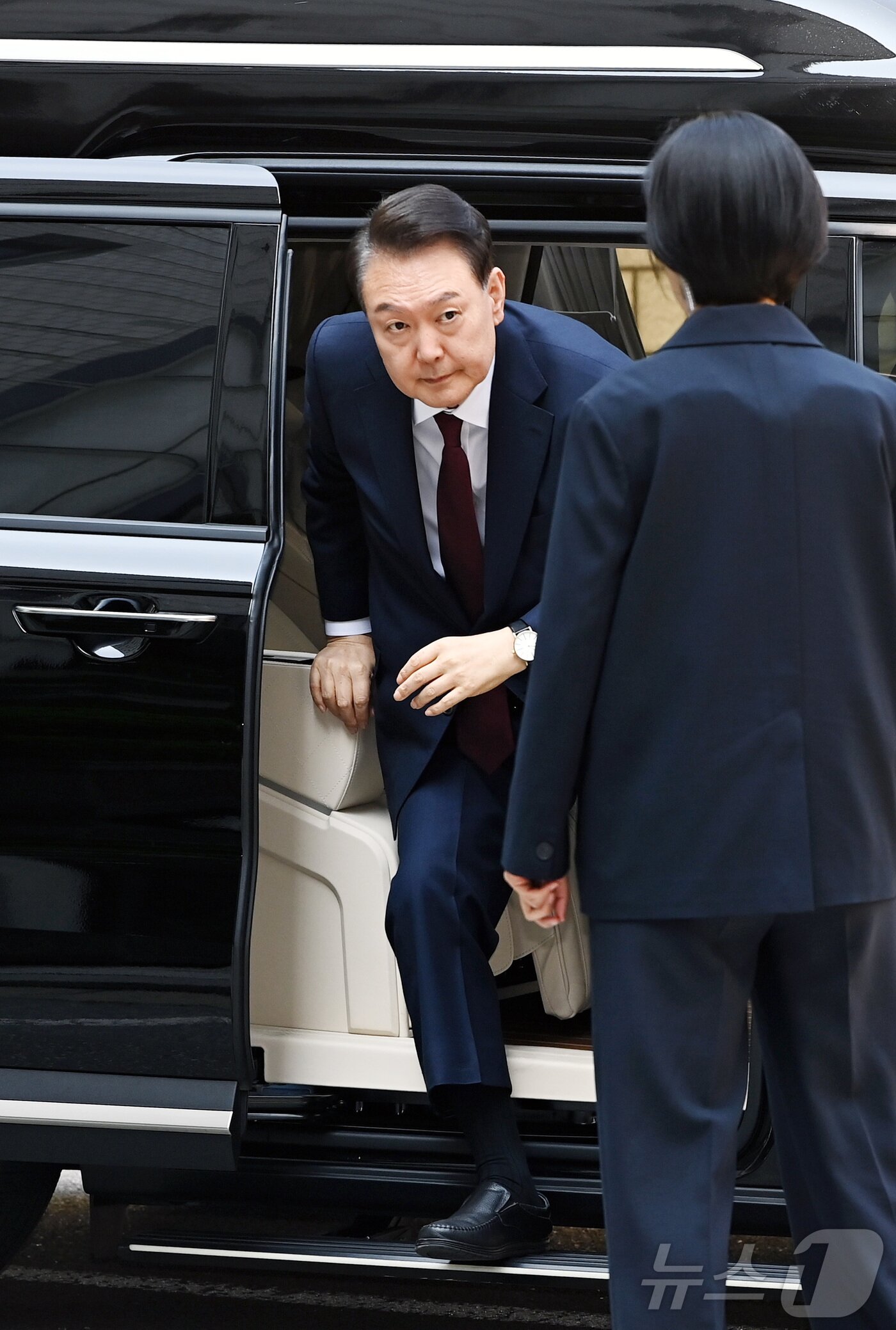 본문 이미지 - 윤석열 전 대통령이 12일 오전 서울 서초구 중앙지방법원에서 열린 내란 우두머리 혐의, 직권남용 권리행사방해 혐의 사건 3차 공판에 출석하고 있다. 2025.5.12/뉴스1 ⓒ News1 사진공동취재단