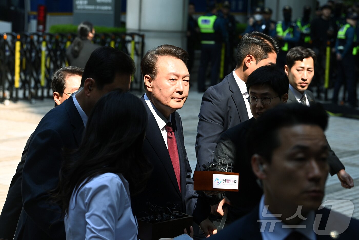 본문 이미지 - 윤석열 전 대통령이 12일 오전 서울 서초구 중앙지방법원에서 열린 내란 우두머리 혐의, 직권남용 권리행사방해 혐의 사건 3차 공판에 출석, 취재진의 질문을 받으며 이동하고 있다. 2025.5.12/뉴스1 ⓒ News1 사진공동취재단