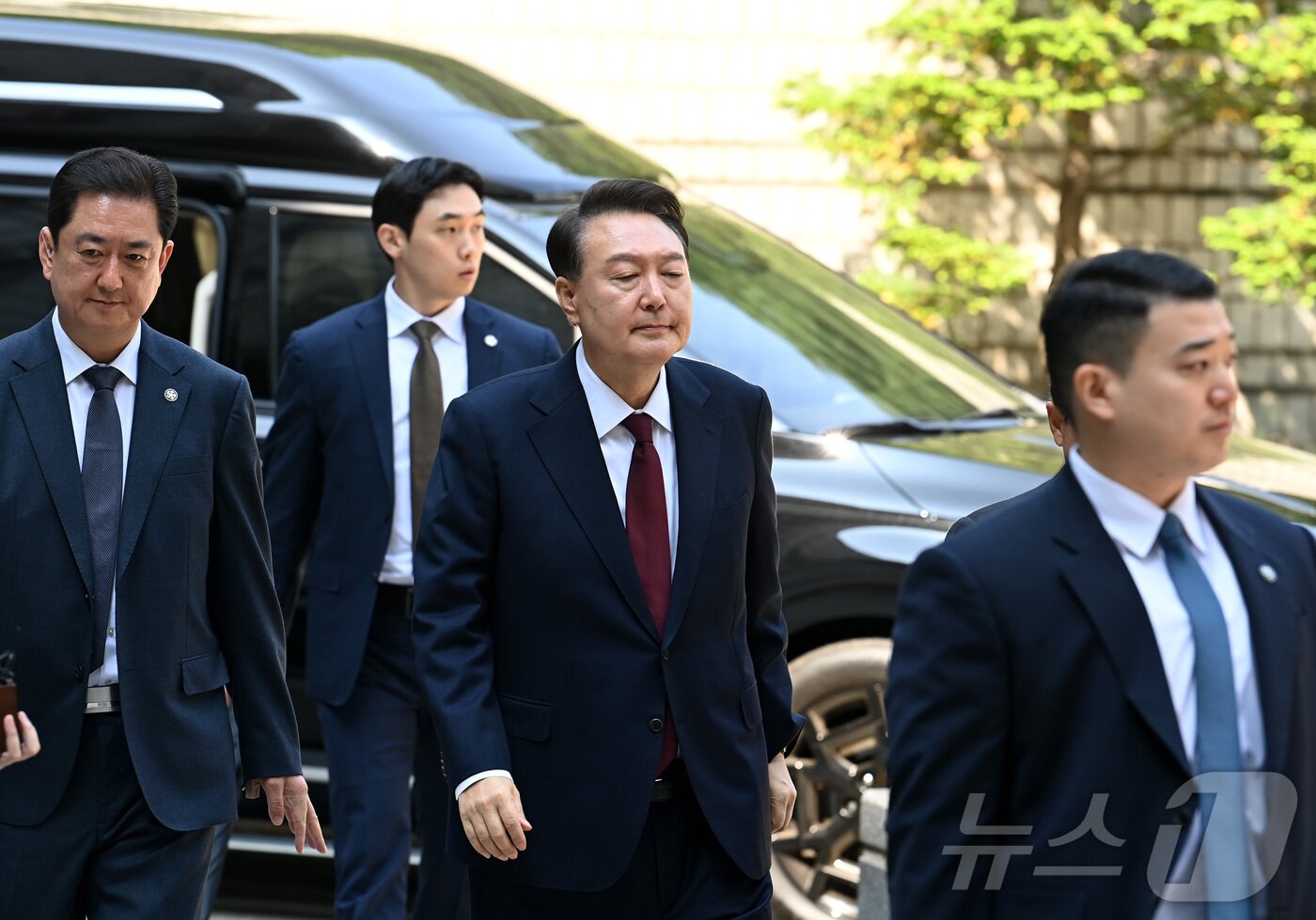 본문 이미지 - 윤석열 전 대통령이 12일 오전 서울 서초구 중앙지방법원에서 열린 내란 우두머리 혐의, 직권남용 권리행사방해 혐의 사건 3차 공판에 출석하고 있다. 2025.5.12/뉴스1 ⓒ News1 사진공동취재단