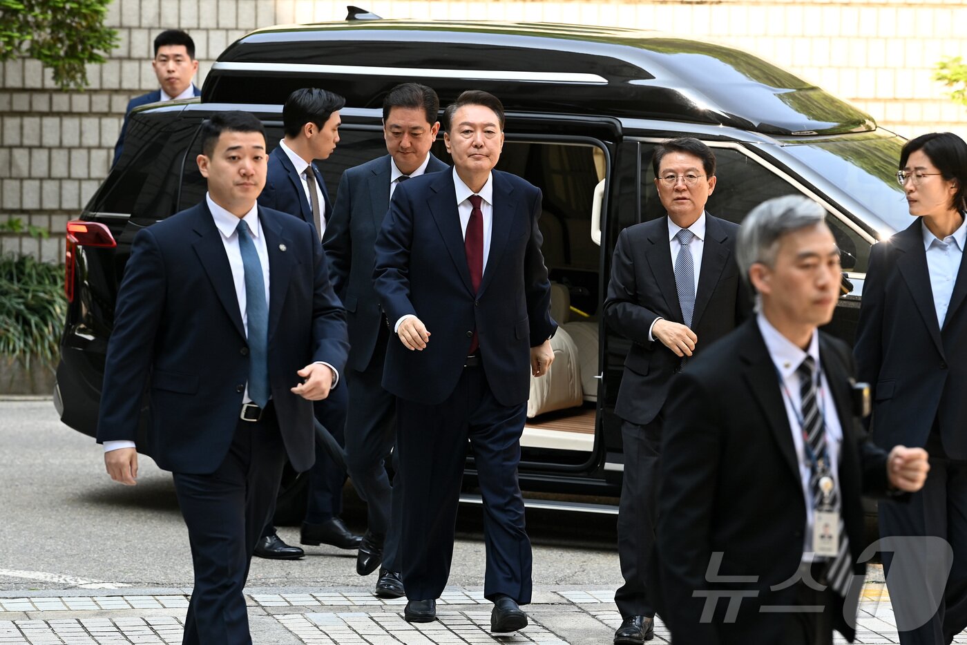 본문 이미지 - 윤석열 전 대통령이 12일 오전 서울 서초구 중앙지방법원에서 열린 내란 우두머리 혐의, 직권남용 권리행사방해 혐의 사건 3차 공판에 출석하고 있다. 2025.5.12/뉴스1 ⓒ News1 사진공동취재단