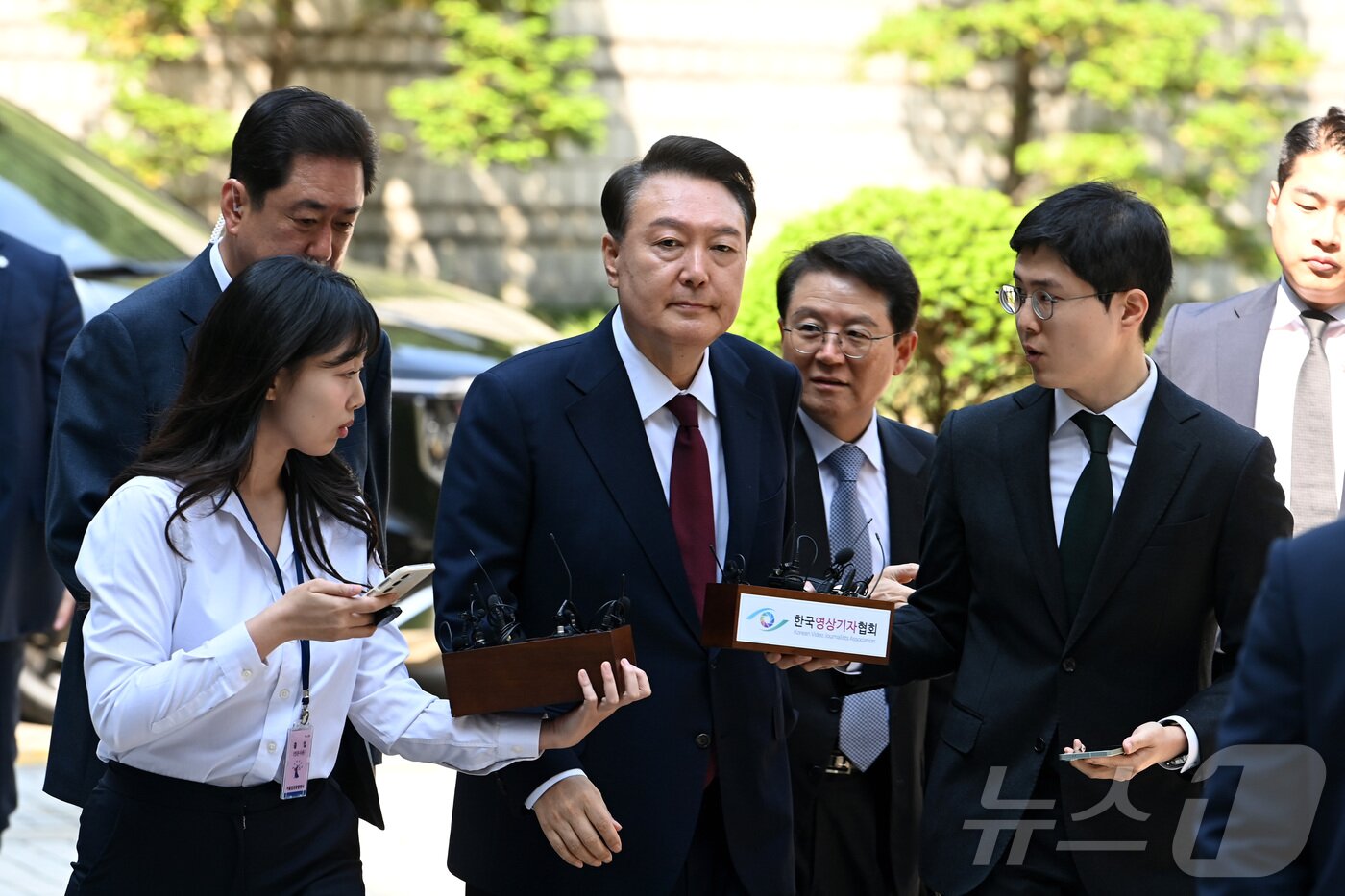본문 이미지 - 윤석열 전 대통령이 12일 오전 서울 서초구 중앙지방법원에서 열린 내란 우두머리 혐의, 직권남용 권리행사방해 혐의 사건 3차 공판에 출석하고 있다. 2025.5.12/뉴스1 ⓒ News1 사진공동취재단