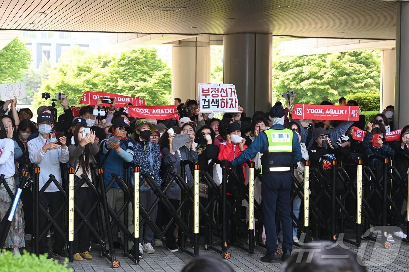 본문 이미지 - 윤석열 전 대통령이 12일 오전 서울 서초구 중앙지방법원에서 열린 내란 우두머리 혐의, 직권남용 권리행사방해 혐의 사건 3차 공판에 출석한 가운데 지지자들이 윤석열을 연호하고 있다. 2025.5.12/뉴스1 ⓒ News1 사진공동취재단
