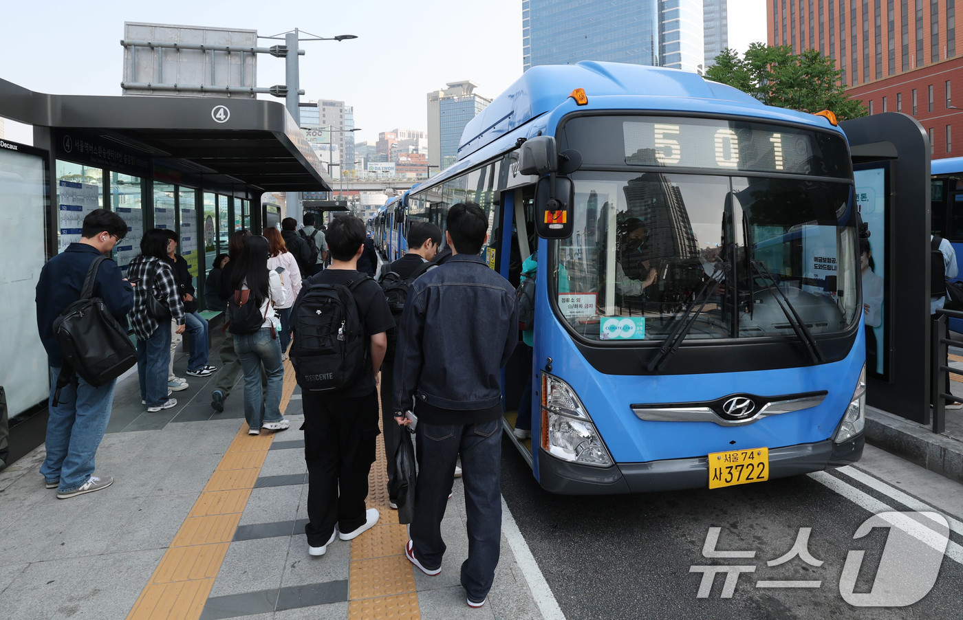 (서울=뉴스1) 박세연 기자 = 12일 서울 중구 서울역버스환승센터에서 시민들이 버스를 이용하고 있다.서울을 비롯한 전국 모든 버스 노조가 이날 조정신청을 낸다. 서울, 인천, 부 …