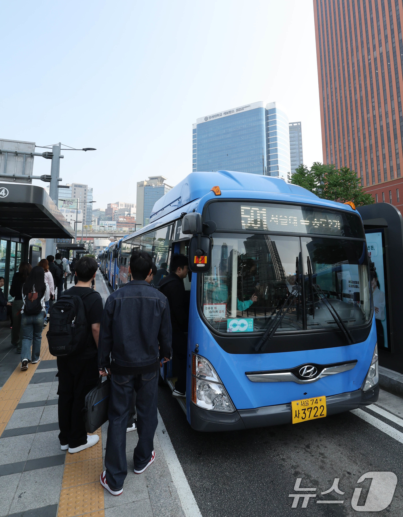 (서울=뉴스1) 박세연 기자 = 12일 서울 중구 서울역버스환승센터에서 시민들이 버스를 이용하고 있다.서울을 비롯한 전국 모든 버스 노조가 이날 조정신청을 낸다. 서울, 인천, 부 …