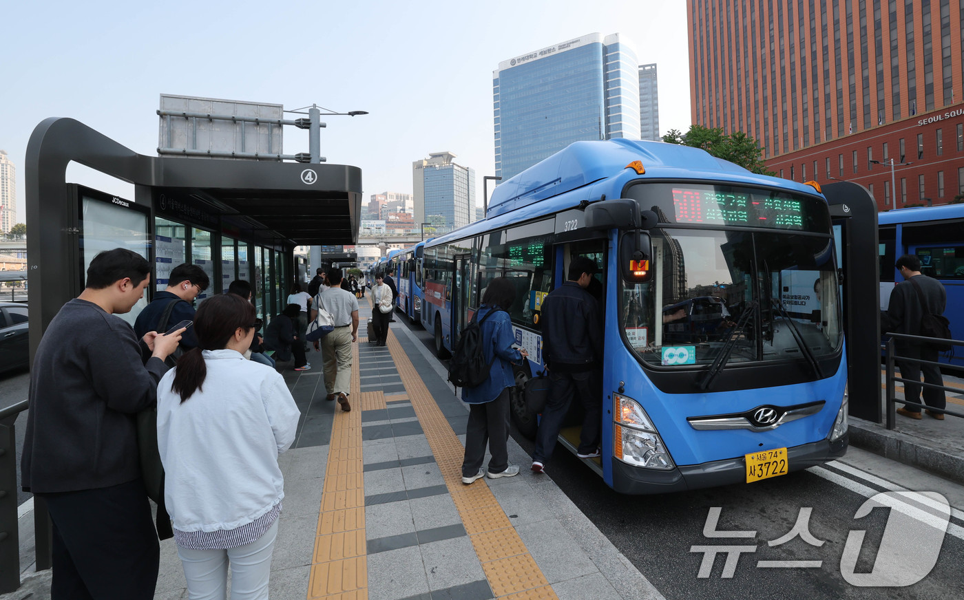 (서울=뉴스1) 박세연 기자 = 12일 서울 중구 서울역버스환승센터에서 시민들이 버스를 이용하고 있다.서울을 비롯한 전국 모든 버스 노조가 이날 조정신청을 낸다. 서울, 인천, 부 …