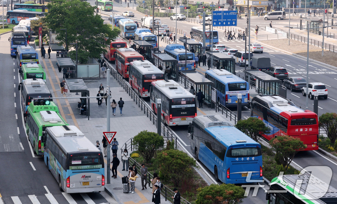 (서울=뉴스1) 박세연 기자 = 12일 서울 중구 서울역버스환승센터에서 시민들이 버스를 이용하고 있다.서울을 비롯한 전국 모든 버스 노조가 이날 조정신청을 낸다. 서울, 인천, 부 …