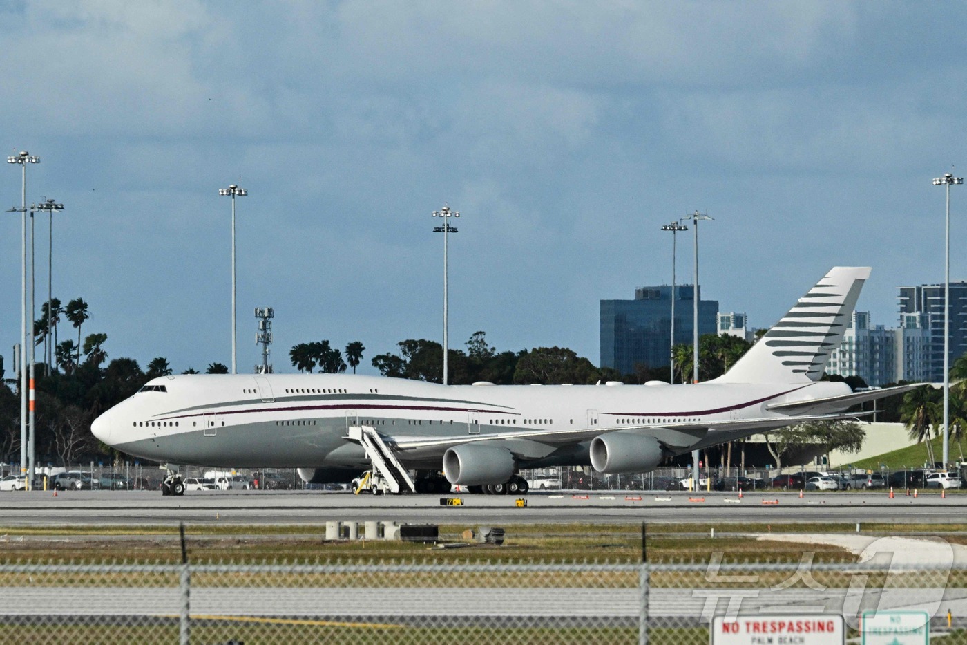 (웨스트 팜비치 AFP=뉴스1) 우동명 기자 = 지난 2월 15일 플로리다주 웨스트 팜비치에 있는 팜비치 국제 공항에서 보잉 747 항공기가 보인다. 도널드 트럼프 미국 행정부는 …