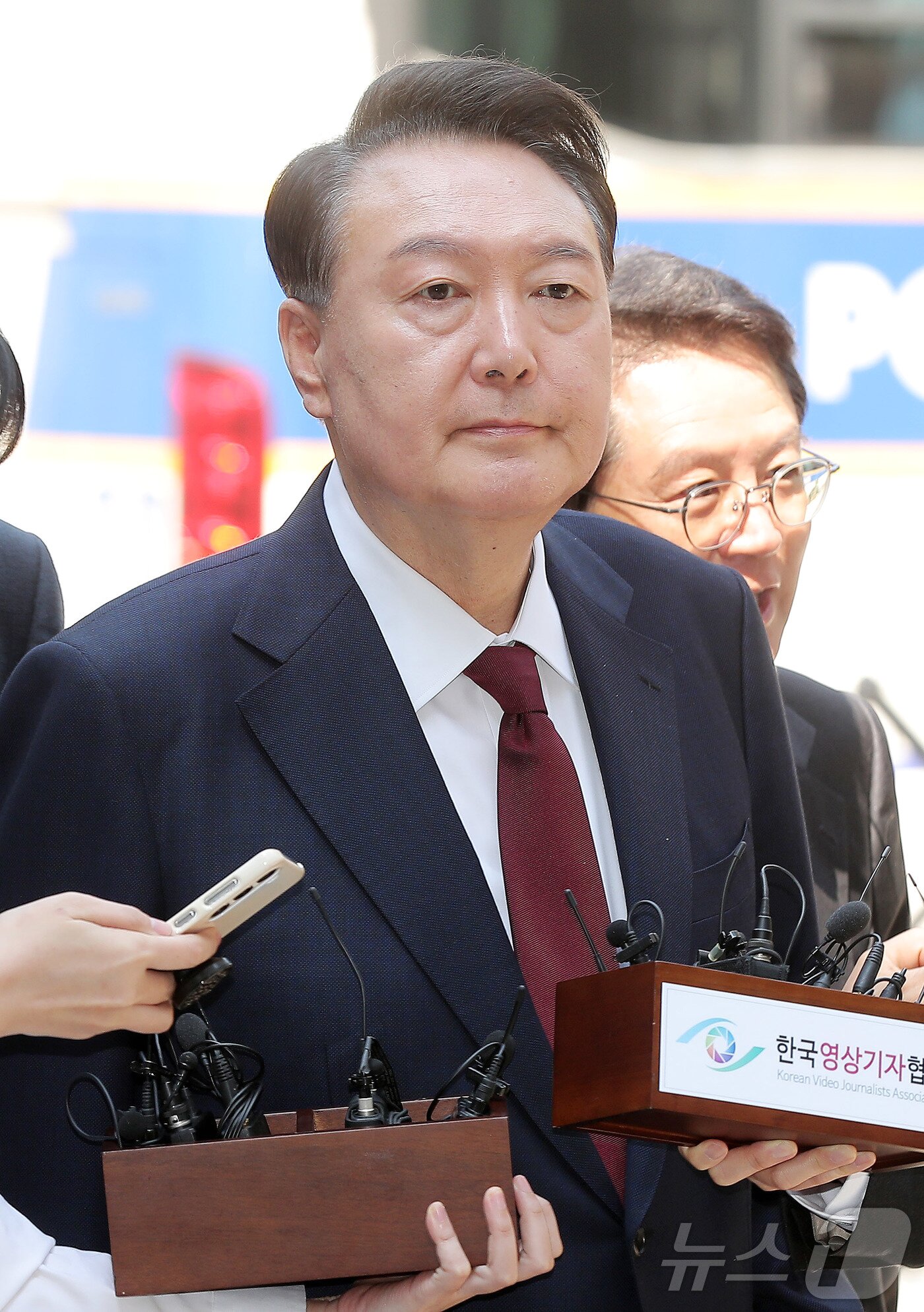본문 이미지 - 윤석열 전 대통령이 12일 오전 서울 서초구 중앙지방법원에서 열린 내란 우두머리 혐의, 직권남용 권리행사방해 혐의 사건 3차 공판에 출석하고 있다. 2025.5.12/뉴스1 ⓒ News1 사진공동취재단