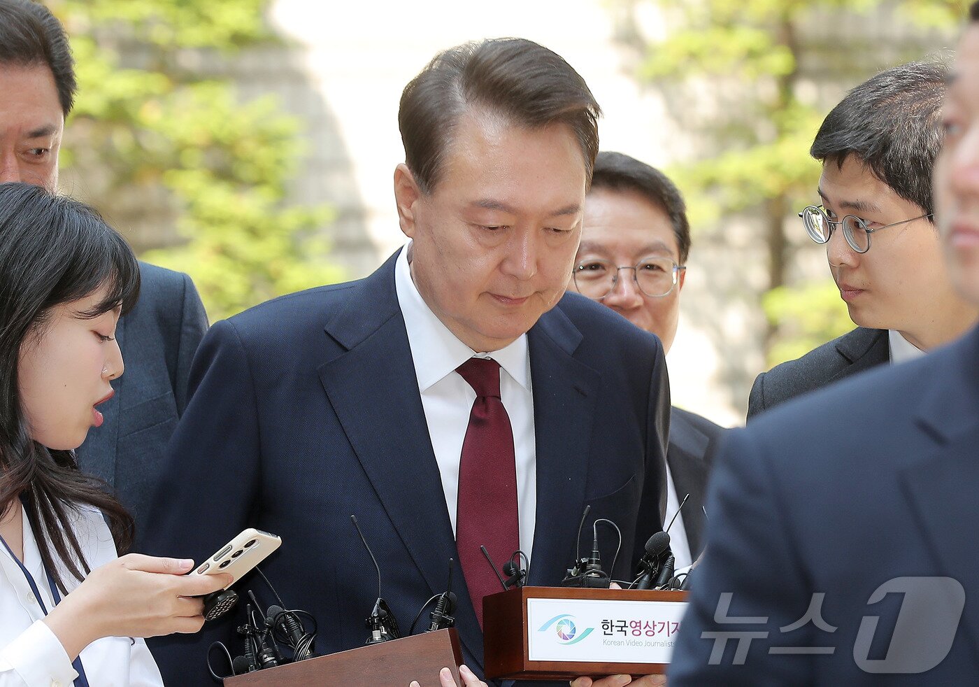 본문 이미지 - 윤석열 전 대통령이 12일 오전 서울 서초구 중앙지방법원에서 열린 내란 우두머리 혐의, 직권남용 권리행사방해 혐의 사건 3차 공판에 출석하고 있다. 2025.5.12/뉴스1 ⓒ News1 사진공동취재단