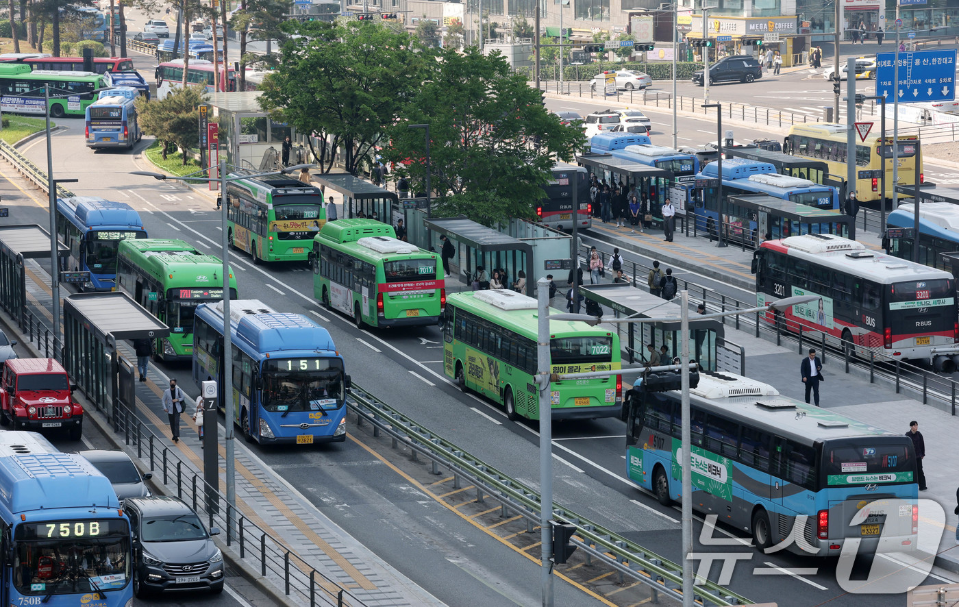 (서울=뉴스1) 박세연 기자 = 12일 서울 중구 서울역버스환승센터에서 시민들이 버스를 이용하고 있다.서울을 비롯한 전국 모든 버스 노조가 이날 조정신청을 낸다. 서울, 인천, 부 …
