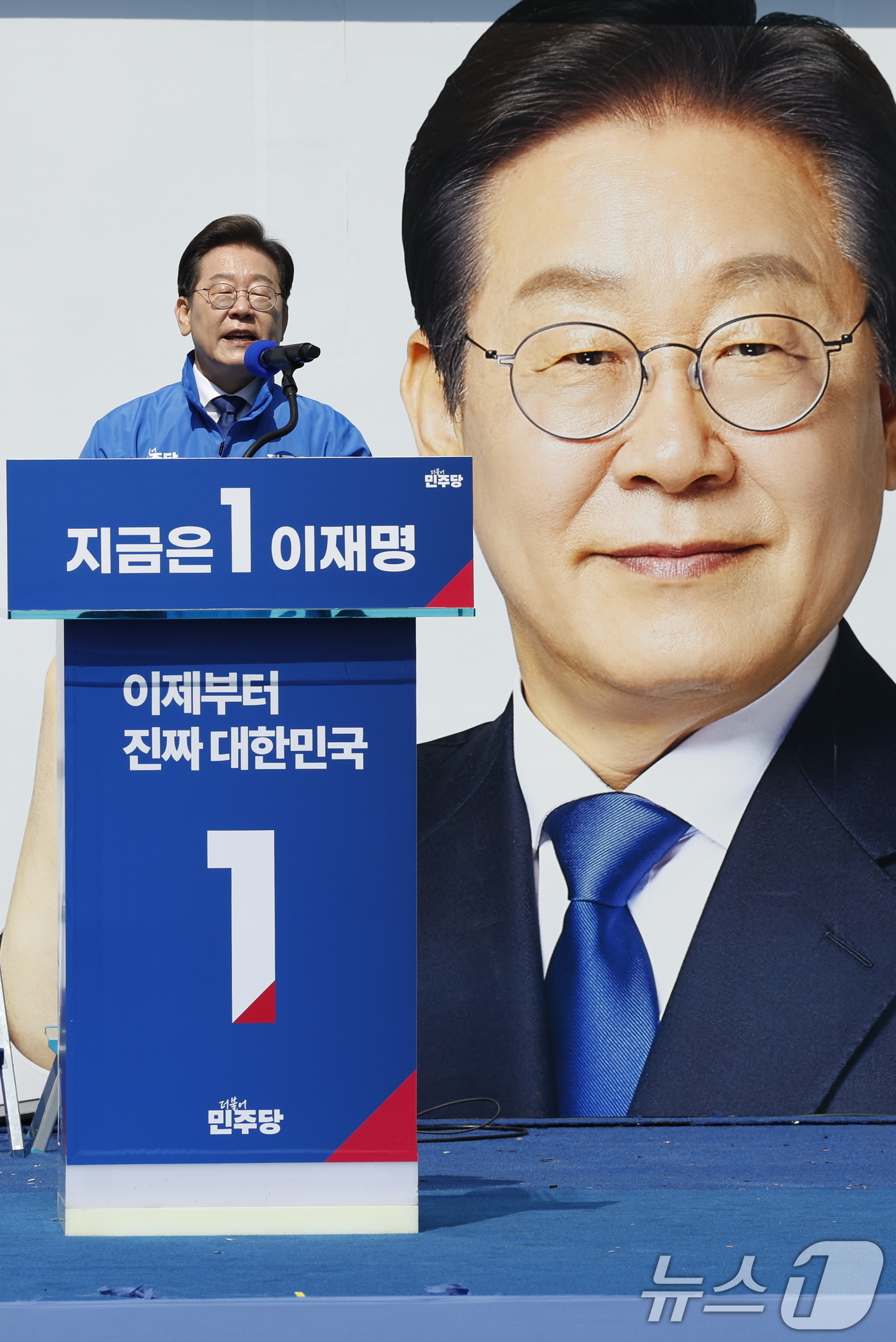 (서울=뉴스1) 안은나 기자 = 이재명 더불어민주당 대통령 후보가 12일 오전 서울 종로구 청계광장에서 열린 중앙선거대책위원회 출정식에서 시민들에게 지지를 호소하고 있다. 2025 …