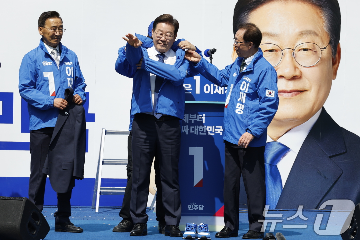 (서울=뉴스1) 안은나 기자 = 이재명 더불어민주당 대통령 후보가 12일 오전 서울 종로구 청계광장에서 열린 중앙선거대책위원회 출정식에서 선거 운동복을 입고 있다. 2025.5.1 …