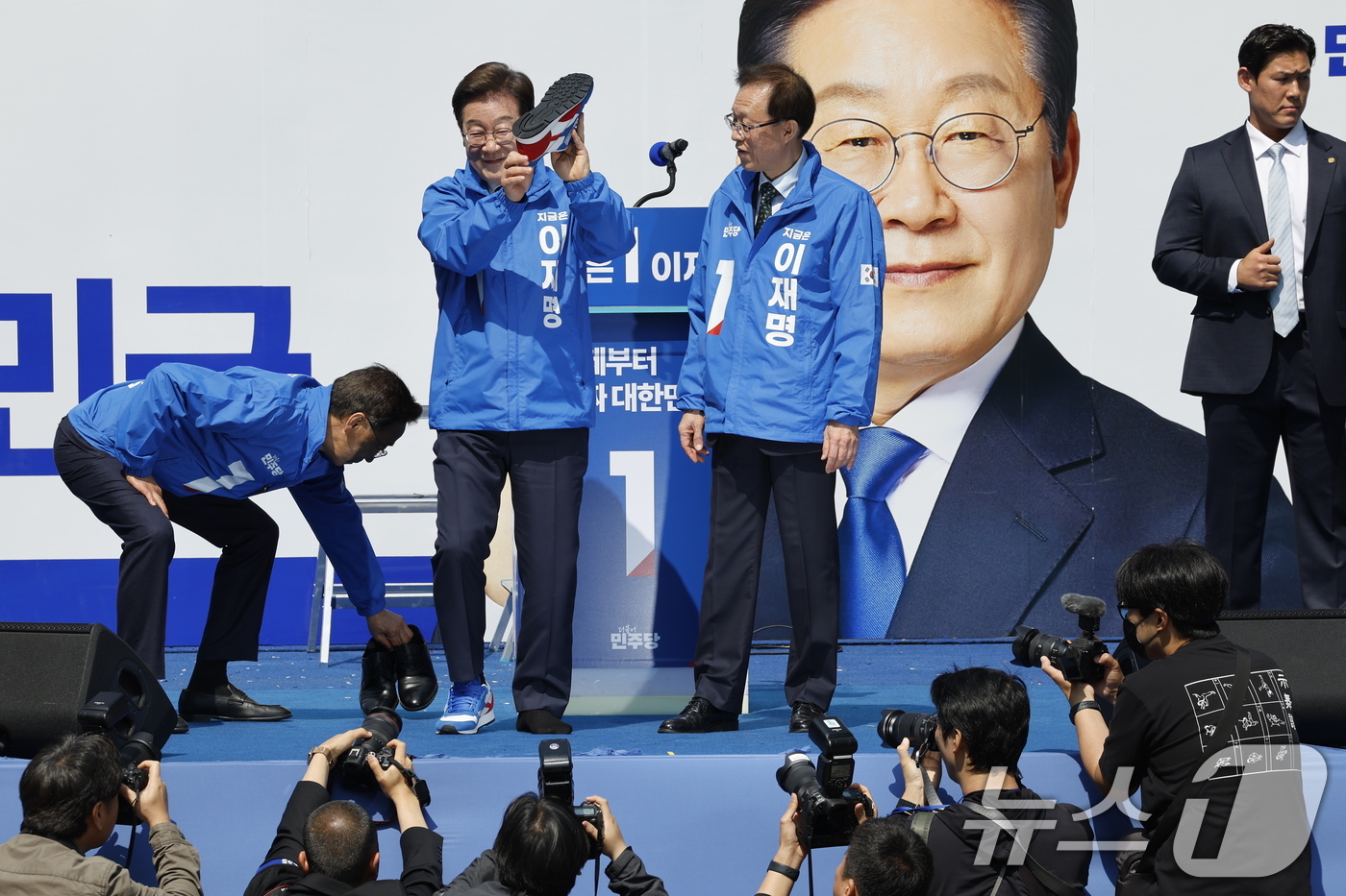 (서울=뉴스1) 안은나 기자 = 이재명 더불어민주당 대통령 후보가 12일 오전 서울 종로구 청계광장에서 열린 중앙선거대책위원회 출정식에서 구두를 벗고 운동화를 신고 있다. 2025 …