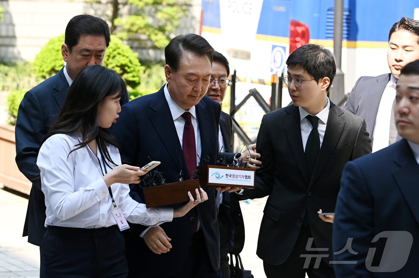 본문 이미지 - 윤석열 전 대통령이 12일 오전 서울 서초구 중앙지방법원에서 열린 내란 우두머리 혐의, 직권남용 권리행사방해 혐의 사건 3차 공판에 출석, 취재진의 질문을 받으며 이동하고 있다. 2025.5.12/뉴스1 ⓒ News1 사진공동취재단