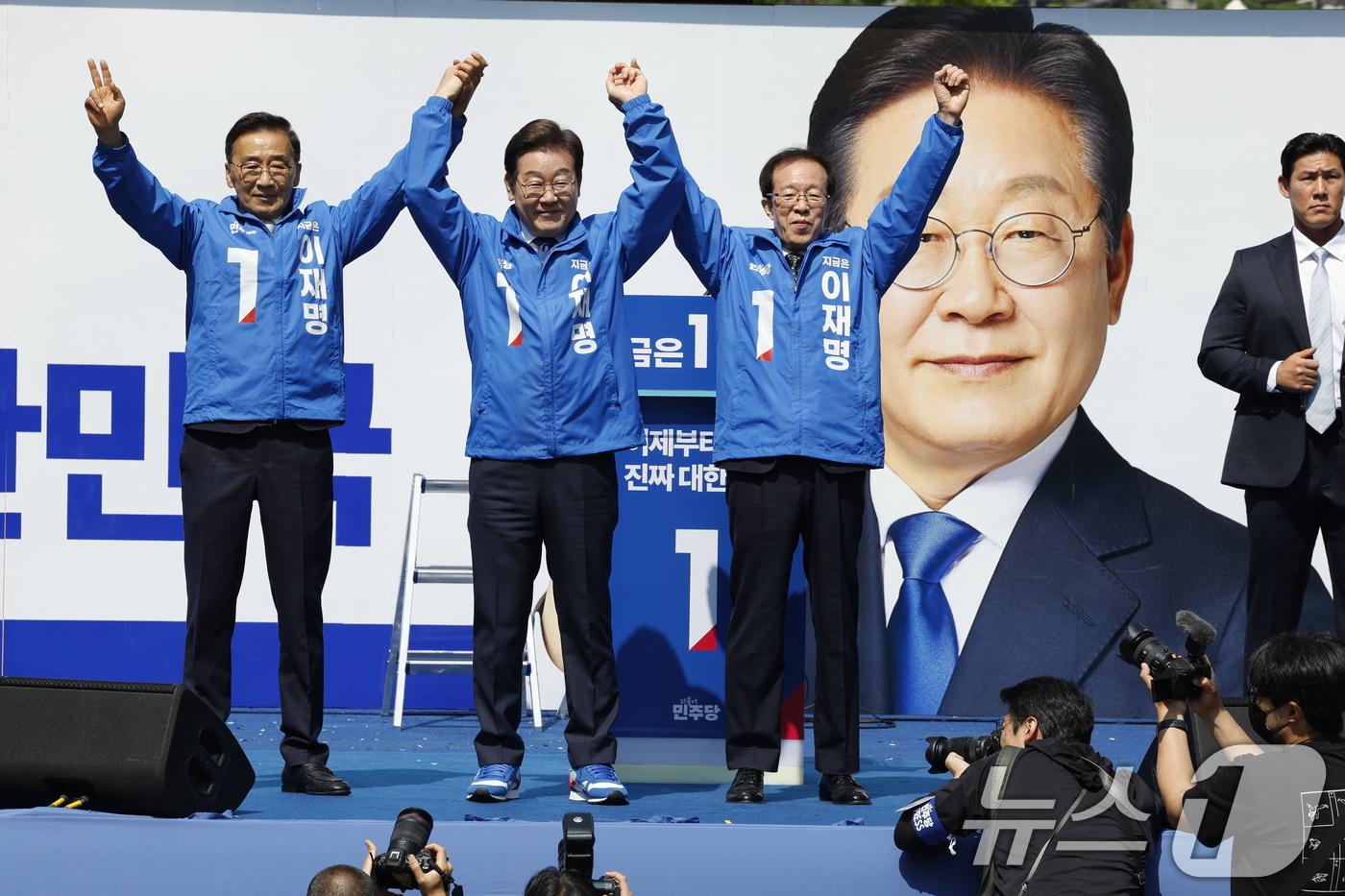 (서울=뉴스1) 안은나 기자 = 이재명 더불어민주당 대통령 후보가 12일 오전 서울 종로구 청계광장에서 열린 중앙선거대책위원회 출정식에서 시민들에게 인사하고 있다. 2025.5.1 …