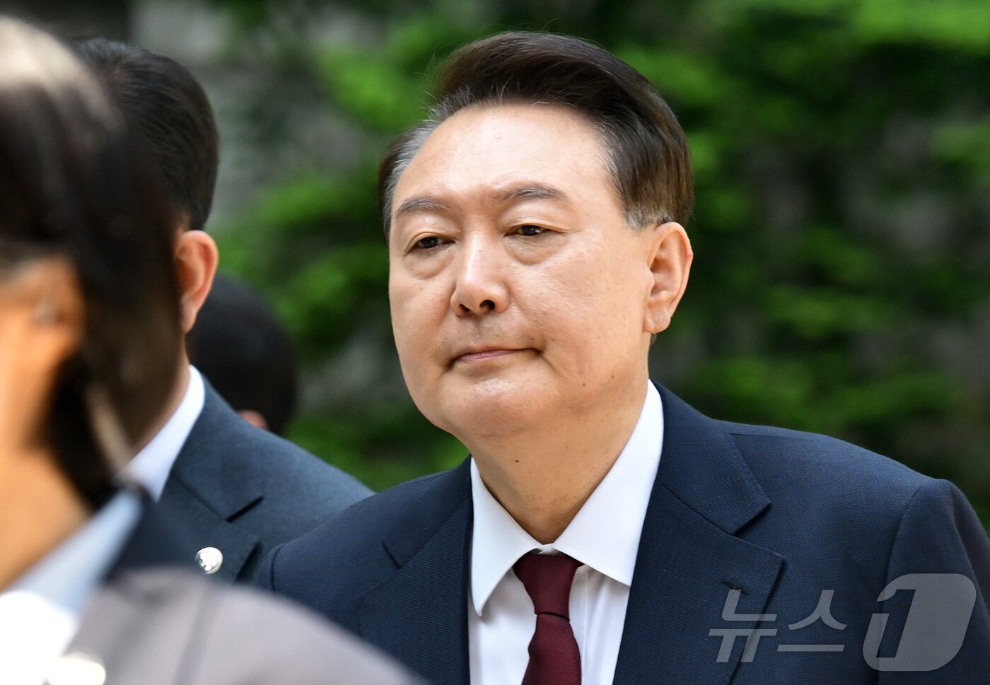 본문 이미지 - 윤석열 전 대통령이 12일 오전 서울 서초구 중앙지방법원에서 열린 내란 우두머리 혐의, 직권남용 권리행사방해 혐의 사건 3차 공판에 출석하고 있다. 2025.5.12/뉴스1 ⓒ News1 사진공동취재단
