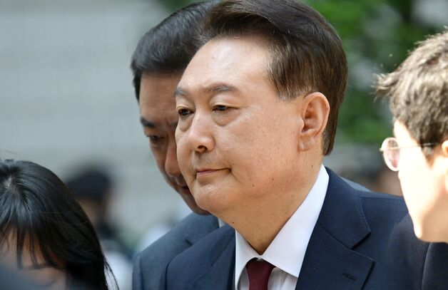 尹 포토라인 첫 통과…"자유민주주의자인가" 질문에 입꾹(종합)