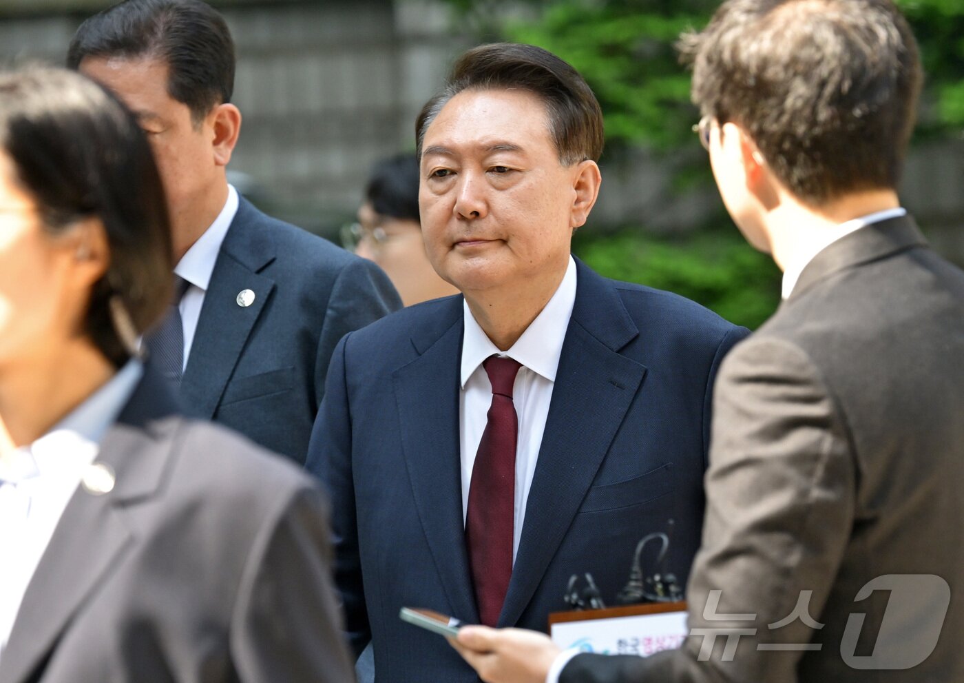 본문 이미지 - 윤석열 전 대통령이 12일 오전 서울 서초구 중앙지방법원에서 열린 내란 우두머리 혐의, 직권남용 권리행사방해 혐의 사건 3차 공판에 출석하고 있다. 2025.5.12/뉴스1 ⓒ News1 사진공동취재단