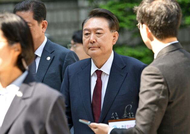 尹 "후보 경선, 당 건강함 보여"→ 친한계 "쿠데타가 건강? 파리도 새라는 말"