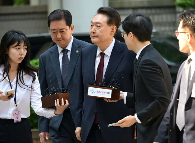 포토라인 선 역대 대통령들…윤석열 '묵묵부답', 이명박 '300자 심경'