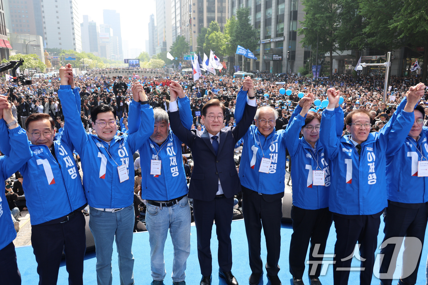 (서울=뉴스1) 안은나 기자 = 이재명 더불어민주당 대통령 후보가 12일 오전 서울 중구 청계광장에서 '빛의 혁명' 광화문 유세 시작을 알리며 공동선대위원장들과 기념 촬영하고 있다 …