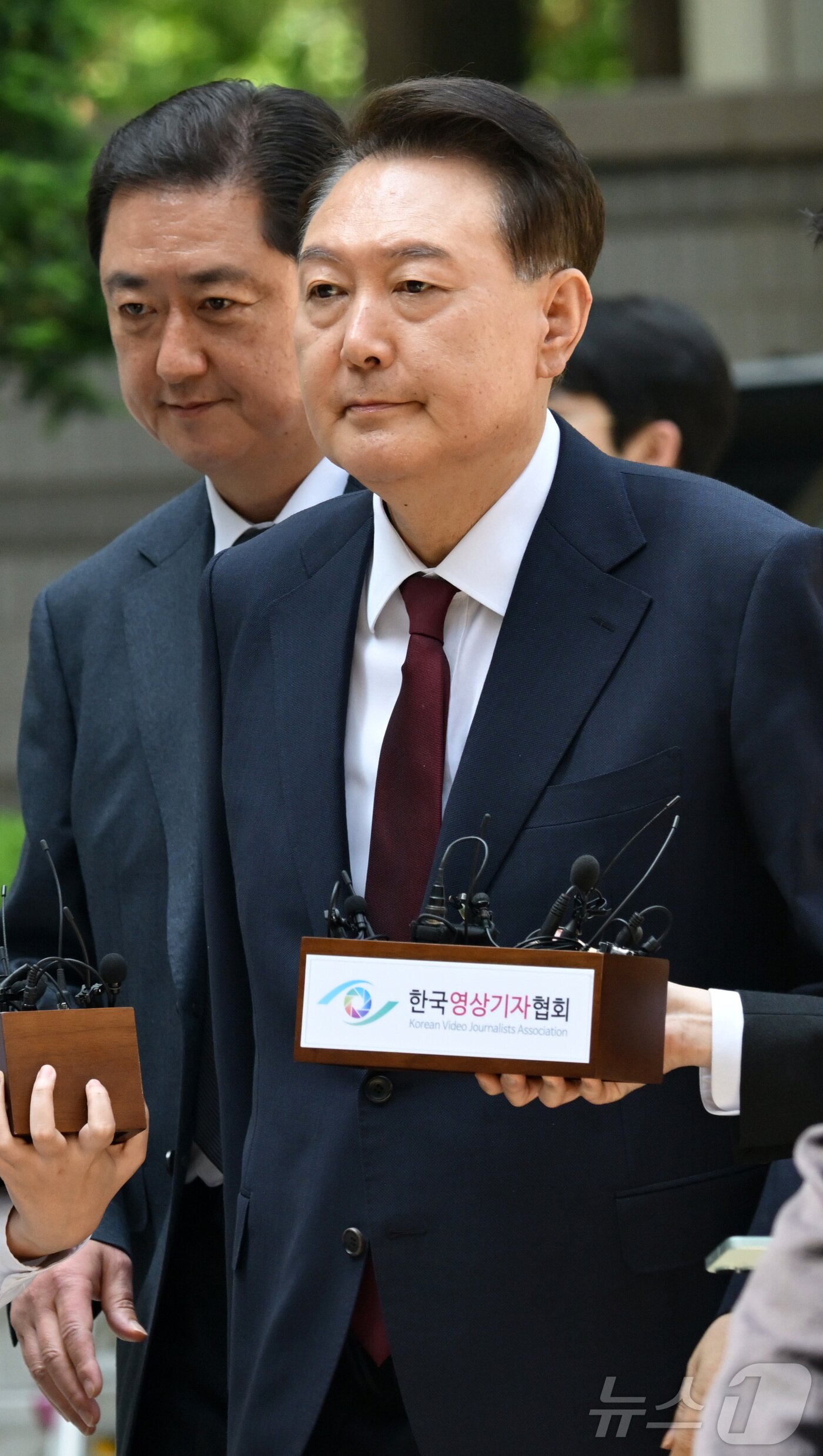 본문 이미지 - 윤석열 전 대통령이 12일 오전 서울 서초구 중앙지방법원에서 열린 내란 우두머리 혐의, 직권남용 권리행사방해 혐의 사건 3차 공판에 출석하고 있다. 2025.5.12/뉴스1 ⓒ News1 사진공동취재단