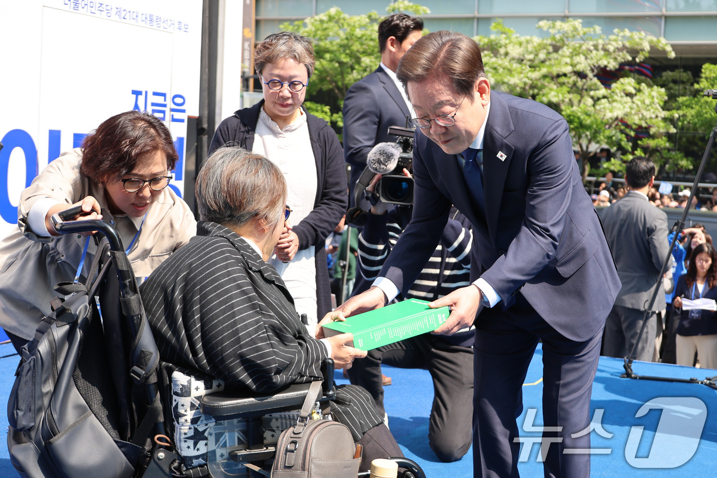 (서울=뉴스1) 안은나 기자 = 이재명 더불어민주당 대통령 후보가 12일 오전 서울 중구 청계광장에서 '빛의 혁명' 광화문 유세 시작을 알리며 모두의 질문Q 녹서를 전달 받고 있다 …