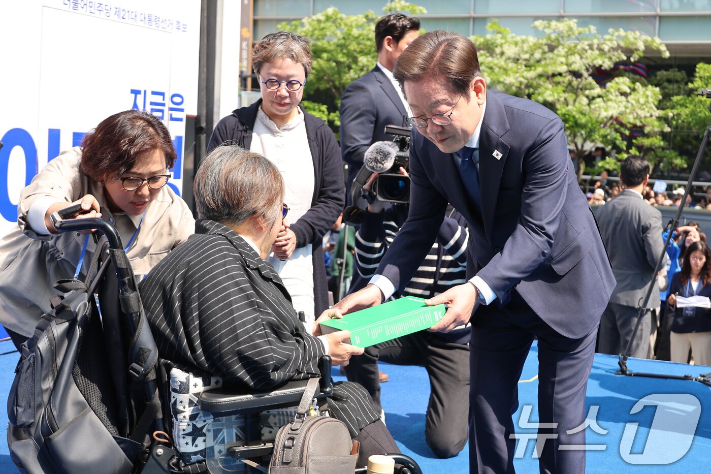 본문 이미지 - 이재명 더불어민주당 대통령 후보가 12일 오전 서울 중구 청계광장에서 &#39;빛의 혁명&#39; 광화문 유세 시작을 알리며 모두의 질문Q 녹서를 전달 받고 있다. &#40;공동취재&#41; 2025.5.12/뉴스1 ⓒ News1 안은나 기자