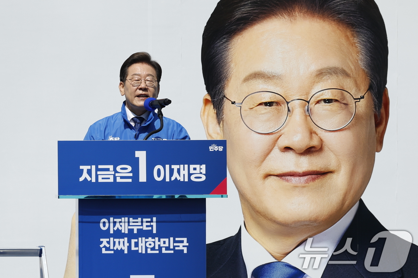 (서울=뉴스1) 안은나 기자 = 이재명 더불어민주당 대통령 후보가 12일 오전 서울 종로구 청계광장에서 열린 중앙선거대책위원회 출정식에서 시민들에게 지지를 호소하고 있다. 2025 …