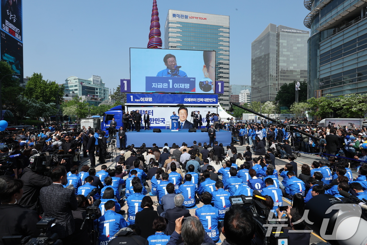 (서울=뉴스1) 안은나 기자 = 이재명 더불어민주당 대통령 후보가 12일 오전 서울 종로구 청계광장에서 열린 중앙선거대책위원회 출정식에서 시민들에게 지지를 호소하고 있다. 2025 …