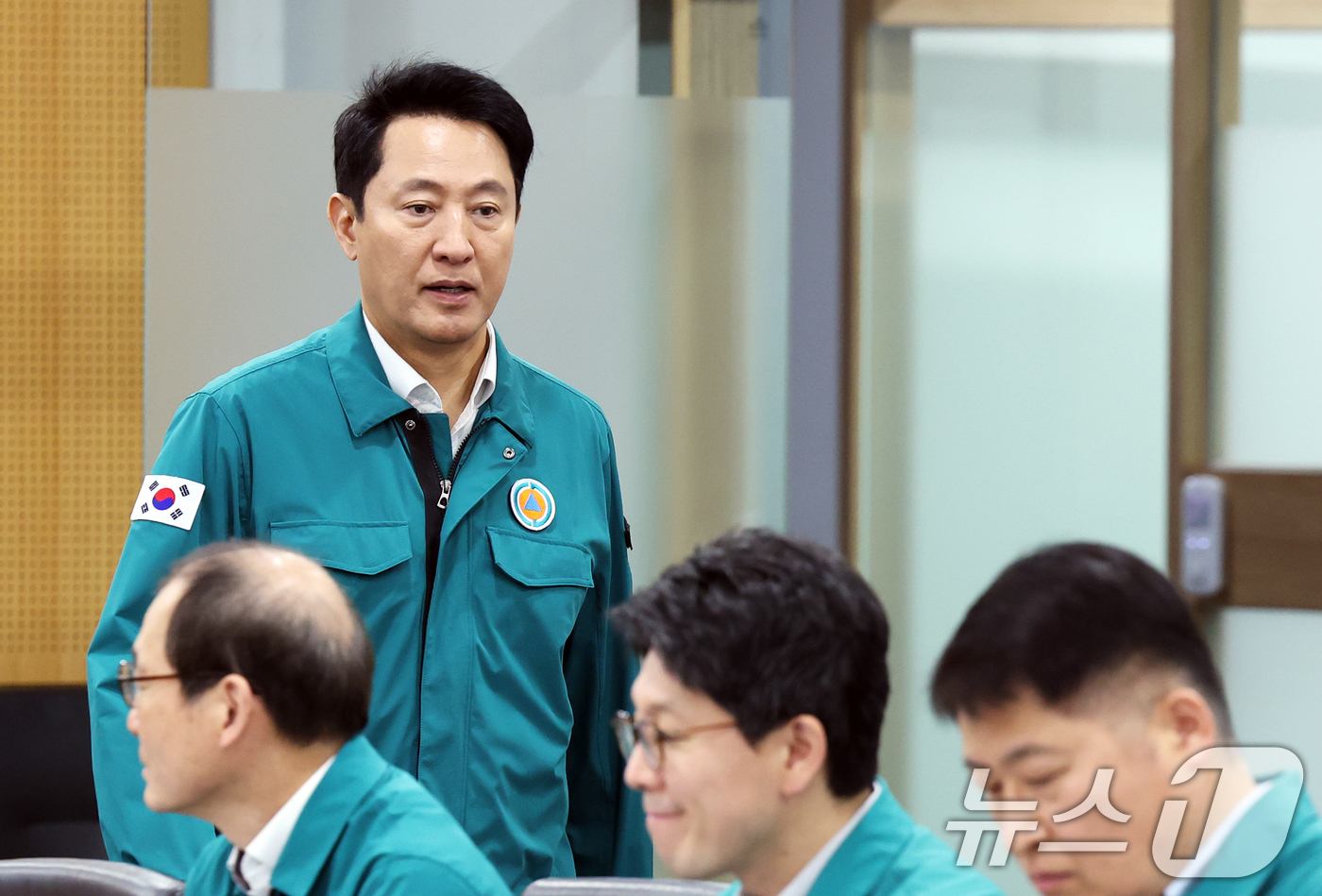 (서울=뉴스1) 오대일 기자 = 오세훈 서울시장이 12일 오전 서울 중구 서울시청 기획상황실에서 열린 2025년 풍수해 대책 추진현황 보고회에 참석하고 있다.서울시는 이날 여름철 …