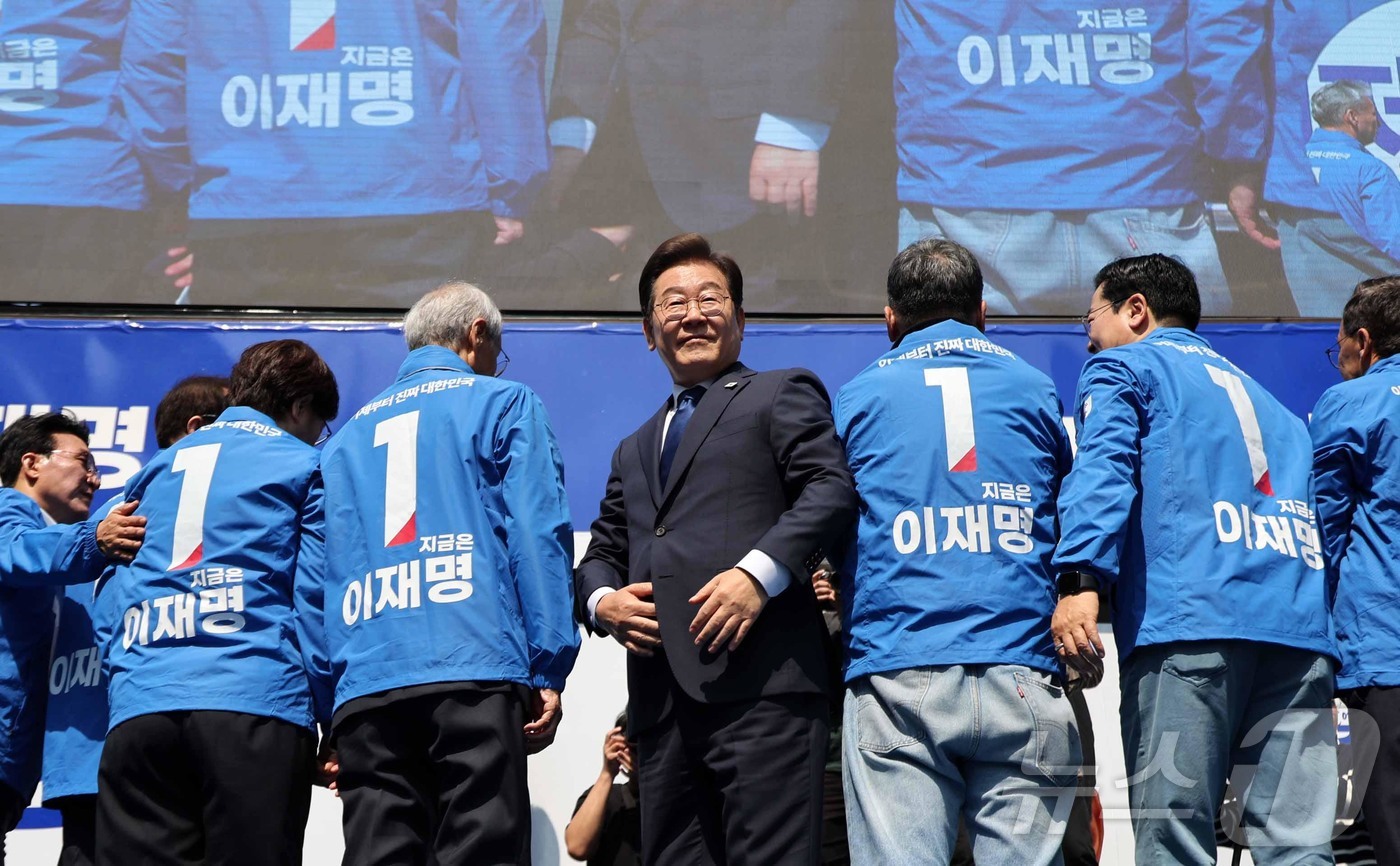 (서울=뉴스1) 안은나 기자 = 이재명 더불어민주당 대통령 후보가 제21대 대통령선거 공식 선거운동이 시작된 12일 오전 서울 종로구 청계광장에서 열린 중앙선거대책위원회 출정식에서 …