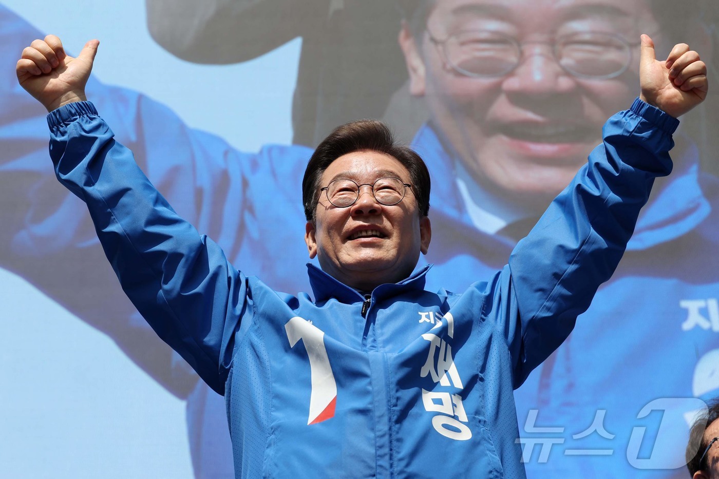 (서울=뉴스1) 안은나 기자 = 이재명 더불어민주당 대통령 후보가 제21대 대통령선거 공식 선거운동이 시작된 12일 오전 서울 종로구 청계광장에서 열린 중앙선거대책위원회 출정식에서 …