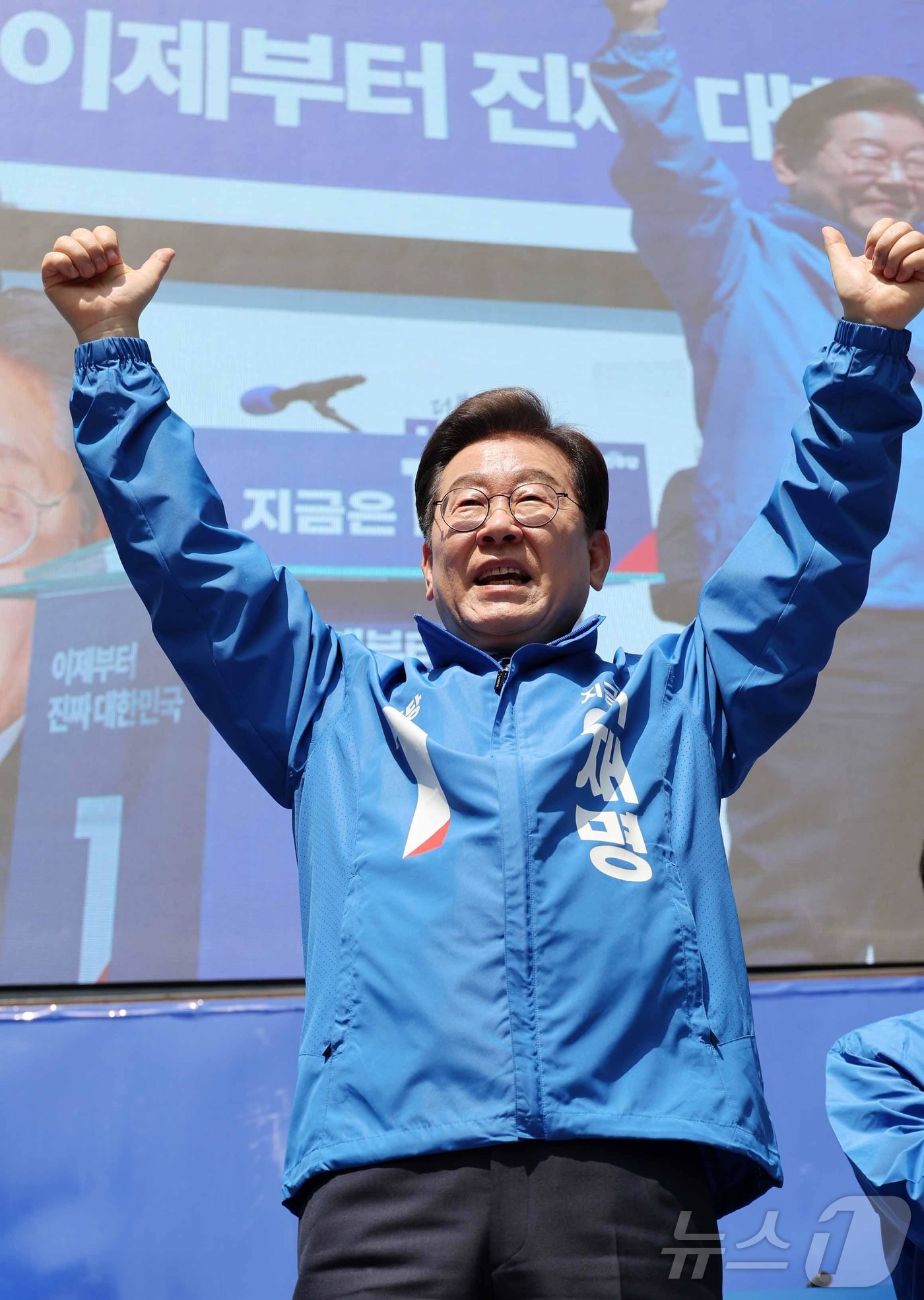 (서울=뉴스1) 안은나 기자 = 이재명 더불어민주당 대통령 후보가 12일 오전 서울 종로구 청계광장에서 열린 중앙선거대책위원회 출정식에서 두 팔을 번쩍 들고 시민들에게 인사하고 있 …