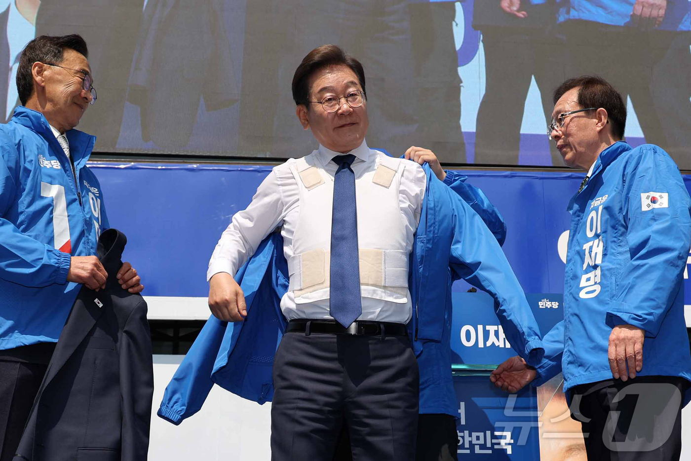 (서울=뉴스1) 안은나 기자 = 이재명 더불어민주당 대통령 후보가 12일 오전 서울 종로구 청계광장에서 열린 중앙선거대책위원회 출정식에서 선거운동복을 입고 있다. (공동취재) 20 …