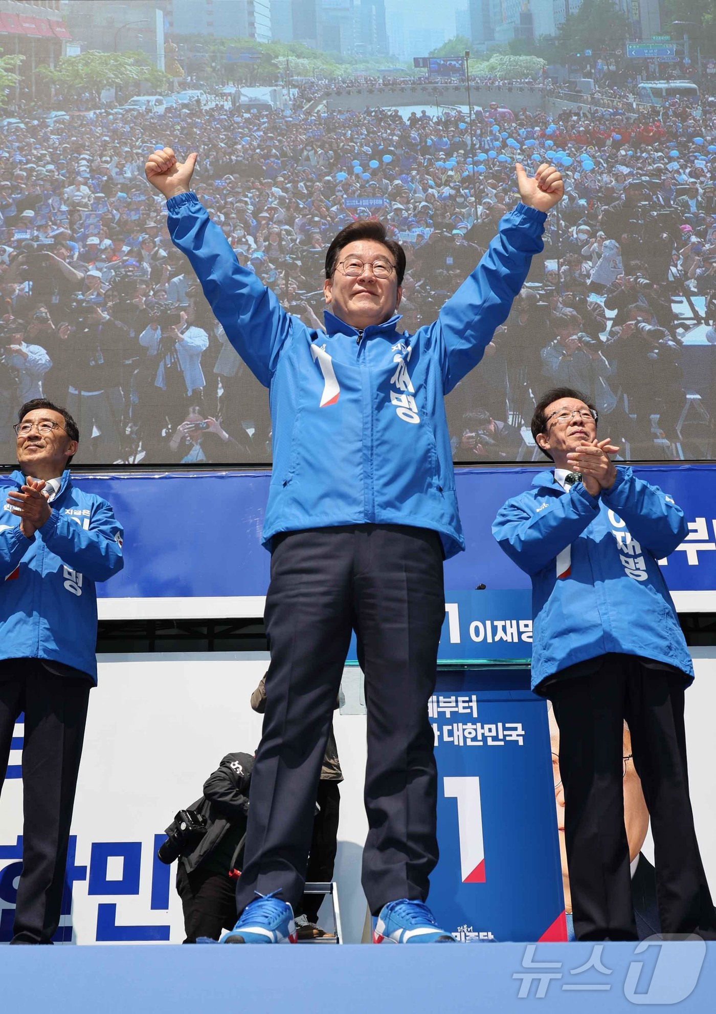 (서울=뉴스1) 안은나 기자 = 이재명 더불어민주당 대통령 후보가 12일 오전 서울 종로구 청계광장에서 열린 중앙선거대책위원회 출정식에서 두 팔을 번쩍 들고 있다. (공동취재) 2 …