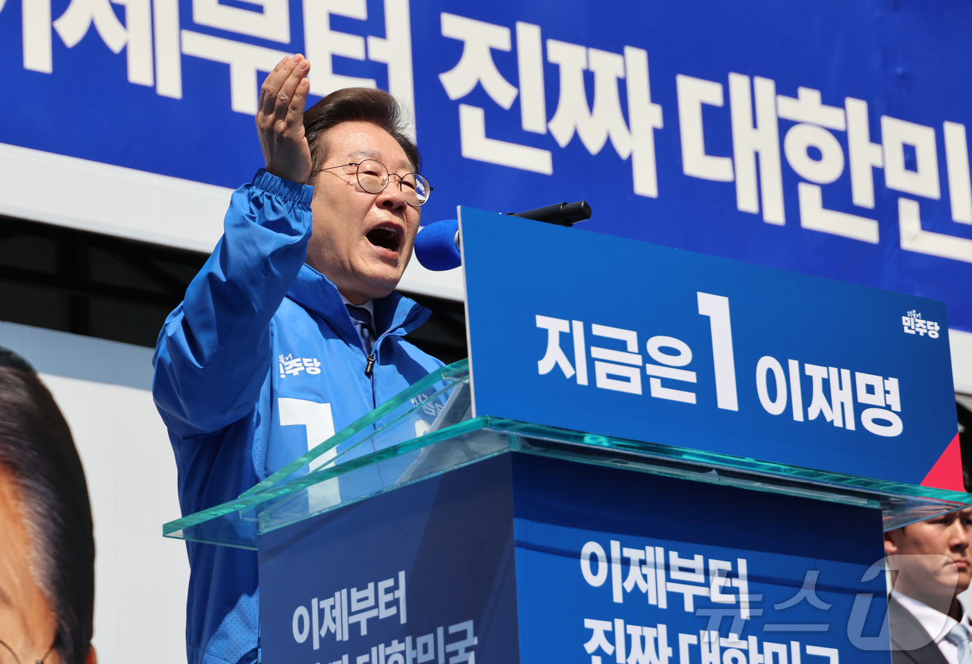 (서울=뉴스1) 안은나 기자 = 이재명 더불어민주당 대통령 후보가 12일 오전 서울 종로구 청계광장에서 열린 중앙선거대책위원회 출정식에서 시민들에게 지지를 호소하고 있다. (공동취 …