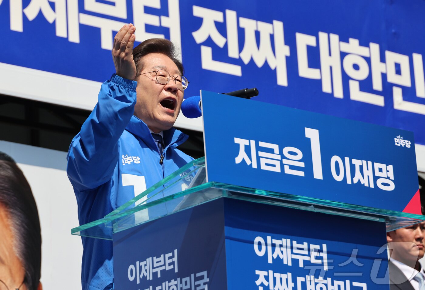본문 이미지 - 이재명 더불어민주당 대통령 후보가 12일 오전 서울 종로구 청계광장에서 열린 중앙선거대책위원회 출정식에서 시민들에게 지지를 호소하고 있다. &#40;공동취재&#41; 2025.5.12/뉴스1 ⓒ News1 안은나 기자