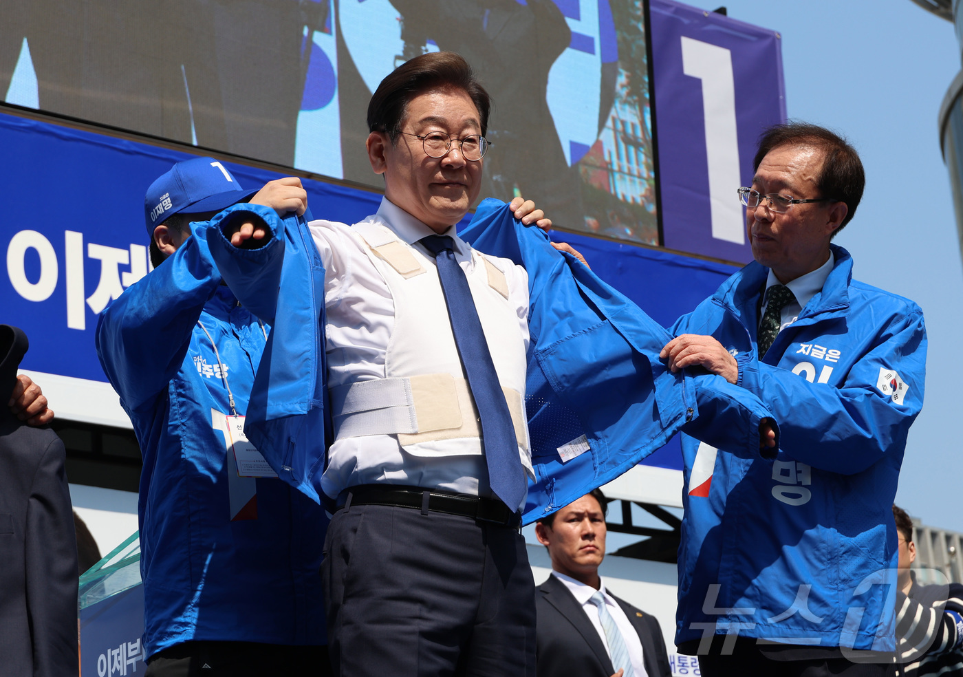 (서울=뉴스1) 안은나 기자 = 더불어민주당 이재명 대통령 후보가 6·3 대통령선거 공식 선거운동 첫날인 12일 서울 광화문 청계광장에서 열린 출정식에서 선거 운동복을 입고 있다. …