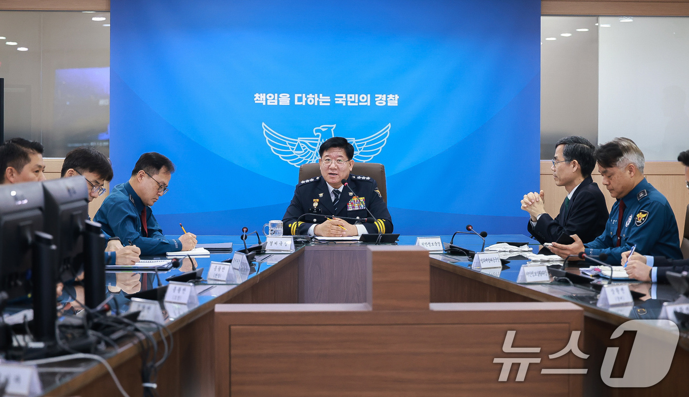 (서울=뉴스1) = 이호영 경찰청장 직무대행(왼쪽 세 번째)이 12일 오전 서울 서대문구 경찰청에서 열린 제21대 대통령 선거 선거경비통합상황실 현판식에서 현판 제막을 마친 후 현 …