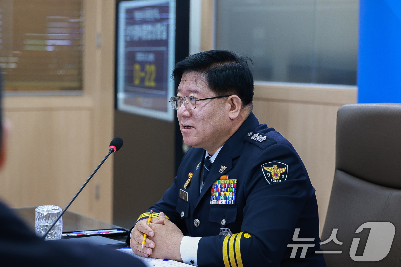 (서울=뉴스1) = 이호영 경찰청장 직무대행(왼쪽 세 번째)이 12일 오전 서울 서대문구 경찰청에서 열린 제21대 대통령 선거 선거경비통합상황실 현판식에서 현판 제막을 마친 후 현 …