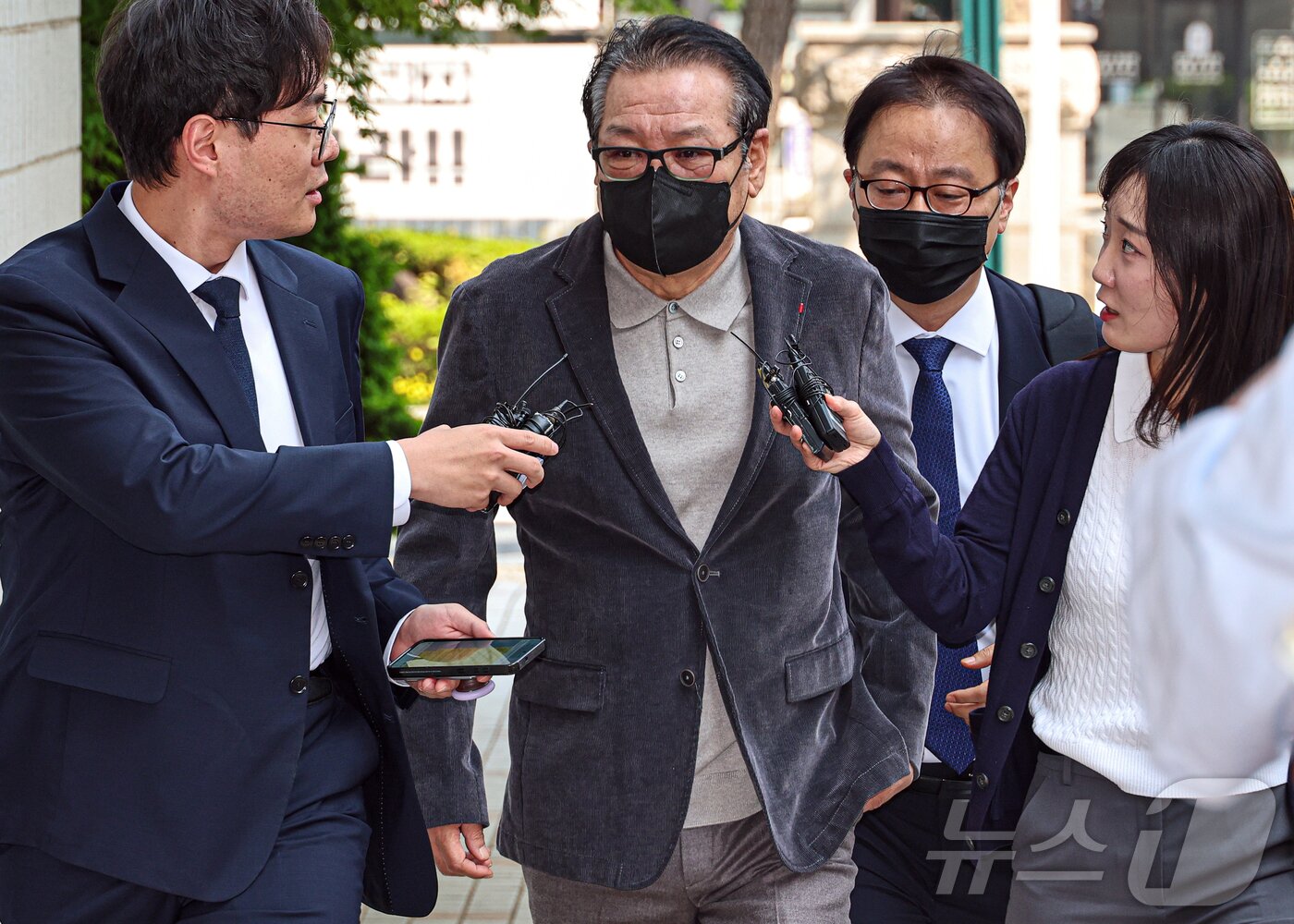 본문 이미지 - 억대 불법 정치자금 수수 혐의로 불구속 기소된 무속인 &#39;건진법사&#39; 전성배씨가 12일 서울 양천구 서울남부지방법원에서 열린 두 번째 공판에 출석하고 있다. &#40;공동취재&#41; 2025.5.12/뉴스1 ⓒ News1 김도우 기자