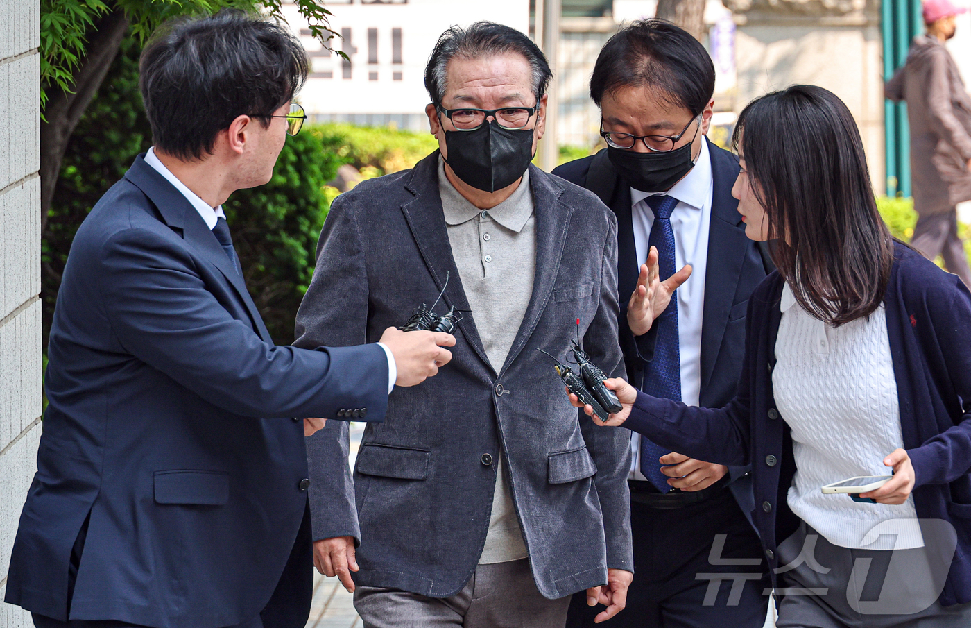 (서울=뉴스1) 김도우 기자 = 억대 불법 정치자금 수수 혐의로 불구속 기소된 무속인 '건진법사' 전성배씨가 12일 서울 양천구 서울남부지방법원에서 열린 두 번째 공판에 출석하고 …